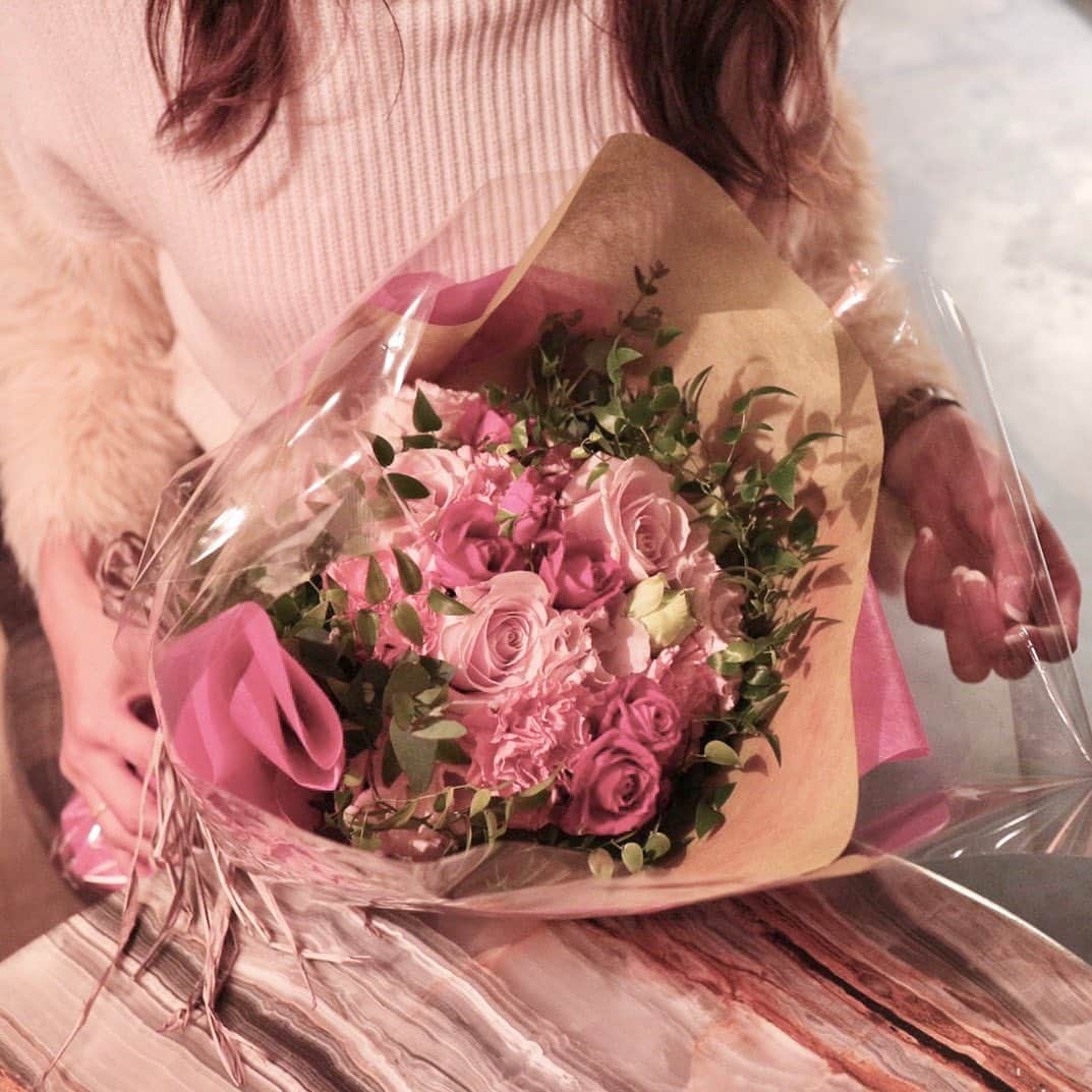 杉下理世のインスタグラム：「お誕生日のお祝いに花束💐♡ 贈られる方のイメージはもちろん、テーマに合わせてお花を選びます🌼 今回のテーマは恋愛運UP💕 ということで、ピンク系のお花にしました♡ １つ１つオーダーメイドでお届けしているので、ぜひお問い合わせください😊❣️ #花束 #お誕生日プレゼント #花 #flower #フラワーブーケ #flowerbouquet #flowershop #お花屋さん」