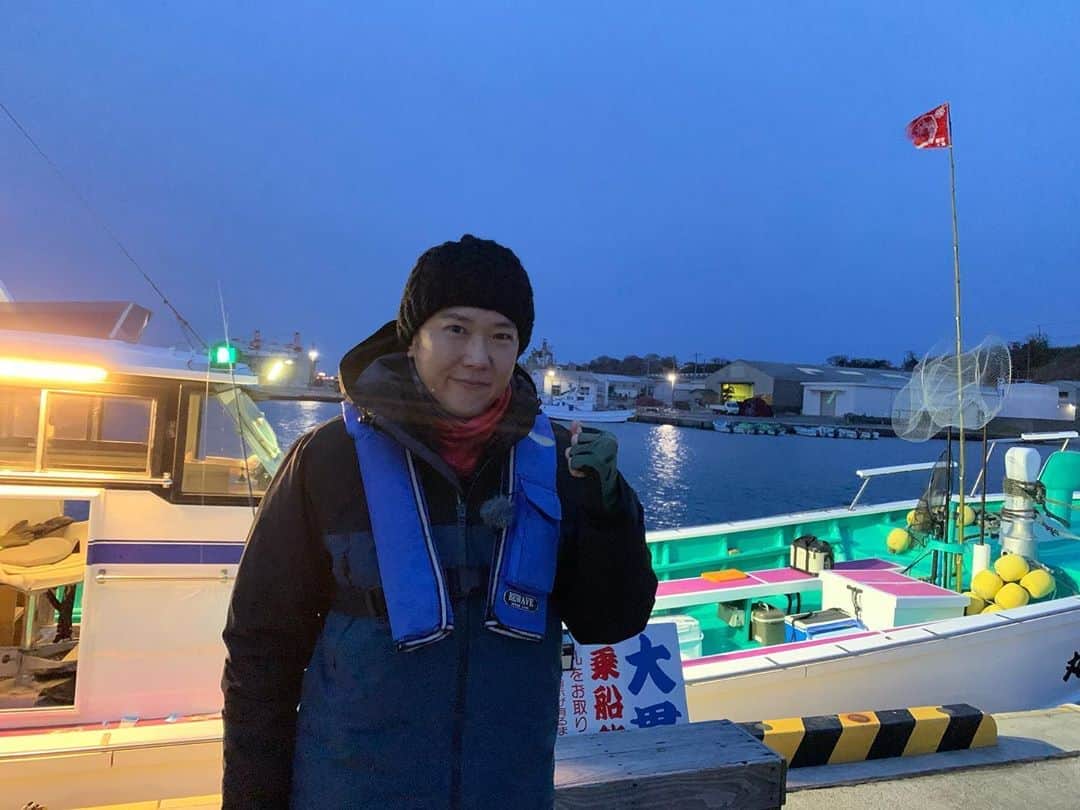 金子貴俊のインスタグラム：「今日は朝から海ロケです。 寒かったー❄️」