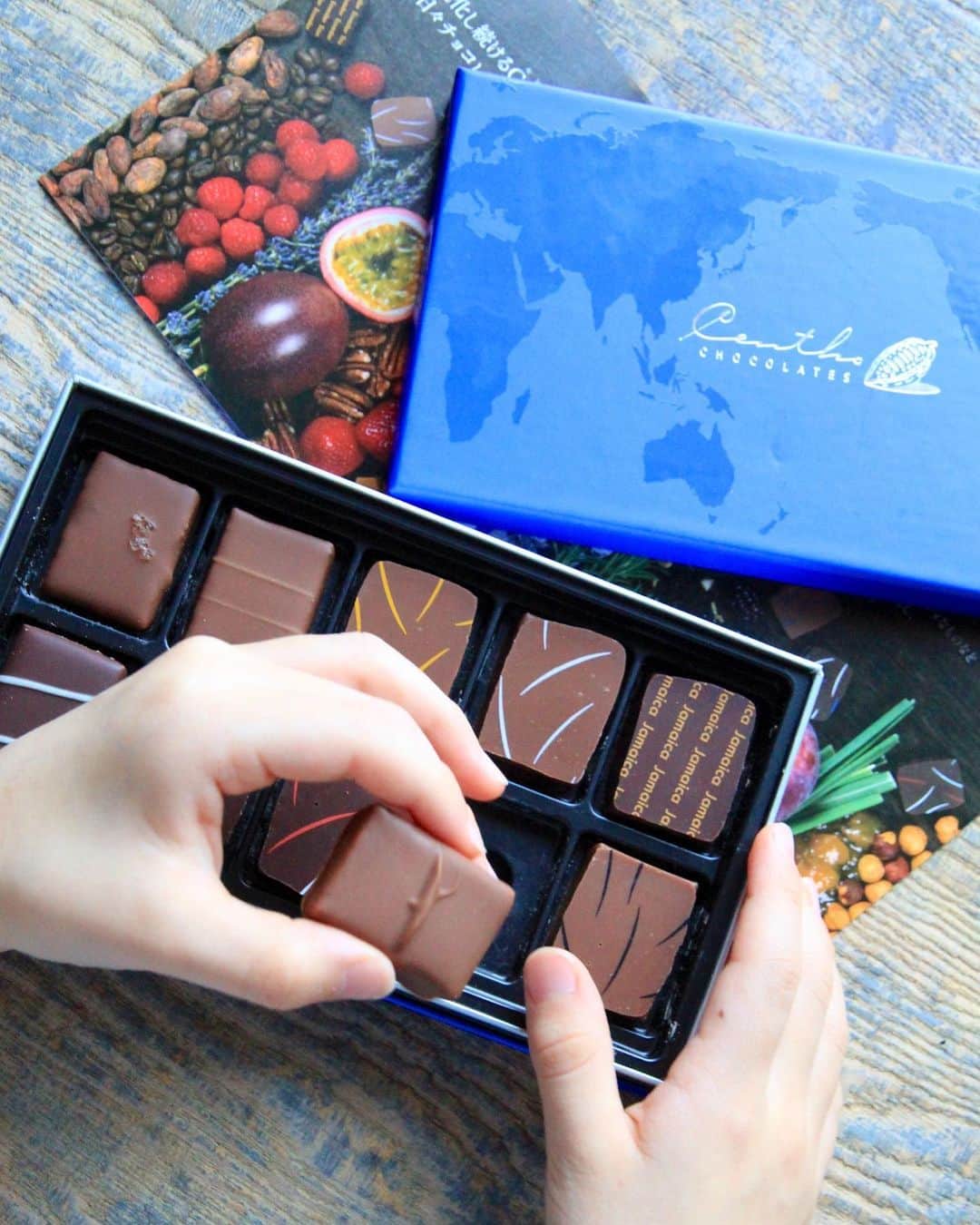 のインスタグラム：「. #chocolate . . インターナショナルチョコレート アワードで金賞を受賞した🥇 ベルギーのショコラティエ🇧🇪 #セントー のチョコレート . #塩キャラメル フレーバーが めちゃ美味しい〜🥰 . 子供達にも大好評でした 塩キャラメルフレーバー実は人気no.1なんだね😳✨ . 日本ではバレンタイン期間のみの販売 レアですねー常設店舗はありません . ガナッシュなどの新しい組み合わせにも挑戦しています。 食べやすくて濃厚👏 . @centho_japan . . #ベルギー #ベルギーチョコ #チョコレート好き #バレンタインチョコ #バレンタイン #chocolate #大人スイーツ #ショコラティエ #ショコラ #自分チョコ #本命チョコ #友チョコ #塩キャラメルチョコ #PR #cento #valentine #チョコレート #chocolat #塩キャラメル #スイーツ好きな人と繋がりたい #スイーツ部 #スイーツ男子 #スイーツ女子 #甘いの大好き #チョコレート大好き #チョコレート好き #チョコレート🍫 #チョコ #🇧🇪 #あまいもの」