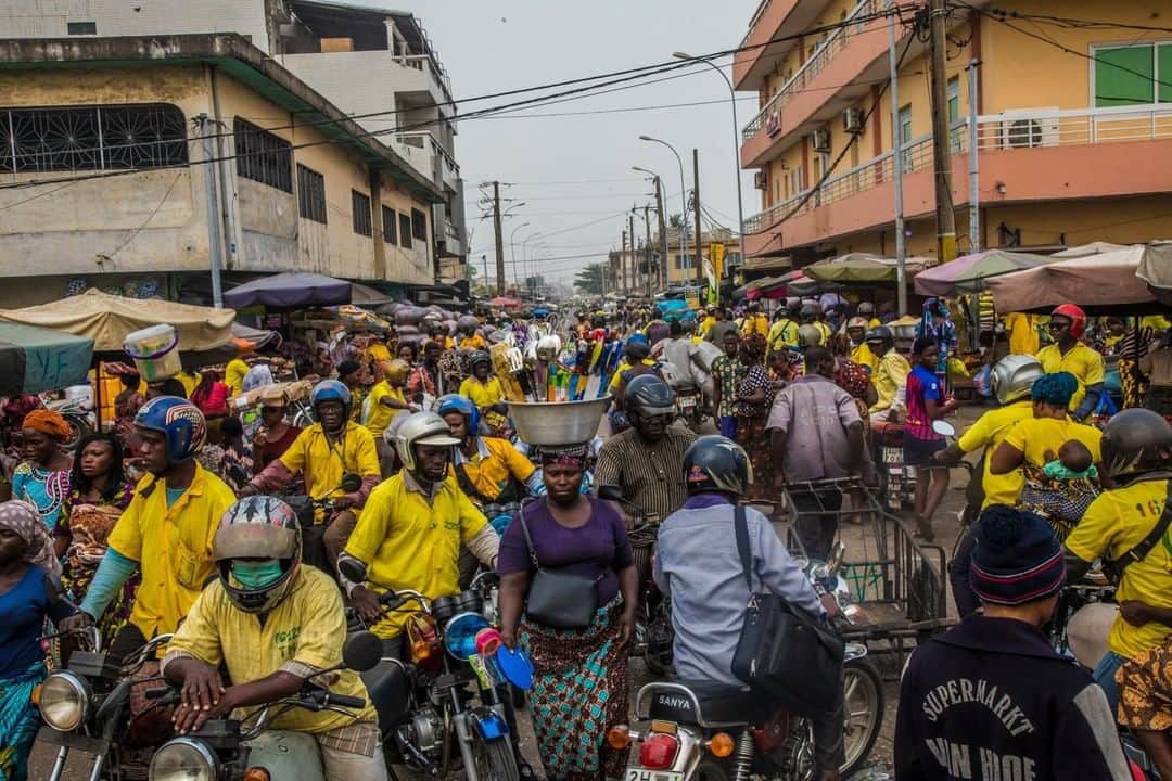 ナショナルジオグラフィックさんのインスタグラム写真 - (ナショナルジオグラフィックInstagram)「Photo by @andrewesiebo | Urban vibrations: The Dantokpa Market in Cotonou, Benin, is one of the largest open-air markets in West Africa, and the country's commercial nerve center.」1月27日 16時39分 - natgeo