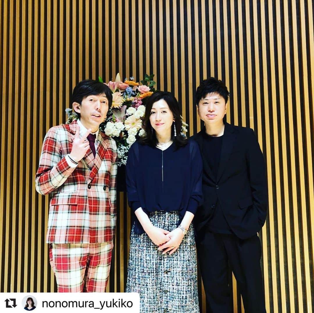 川谷修士さんのインスタグラム写真 - (川谷修士Instagram)「#Repost @nonomura_yukiko with @make_repost ・・・ 先日の新潟での講演会&2丁拳銃とのトークショーでは、予定数を超えるご応募をいただき、大変感謝しております！ 惜しくも抽選ではずれてしまった方々、残念ですがまたの機会にぜひ！！ 今回は二部構成。一部では、パパになった旦那さんに知ってほしいママの本音や、夫との家事のシェアについて、時々小堀の悪口を挟みながら1時間ほど一人でお話させていただき、二部は2丁拳銃の漫才で開始、そのあと育休問題について積極的に取り組んでいらっしゃる地元企業の方々と2丁拳銃とでトーク、終始小堀が怒られるという、盛りだくさんの内容でした！ 著書のサイン会では新潟の皆様とお話させていただき嬉しかったです。 ありがとうございました😊 ご飯も美味しかったし、皆さん温かかったーまた行けますように。  #講演会 #loungedress  #パパになった旦那よママの本音を聞け #2丁拳銃 #野々村友紀子 #きれいなお花をありがとうございました」1月27日 16時40分 - 2chokenju_shuji