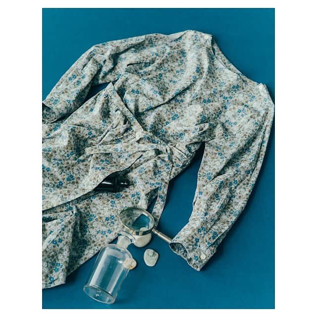 のインスタグラム：「. . PAR ICI  SPRING & SUMMER COLLECTION 2020 . . 2.1.sat- . . 上記日程から店頭にて、 対象アイテムをご購入の方に ビジュアルアソートキットを プレゼント致します。 かなり少量になりますので、お早目に！ . . 是非この機会にお近くの 店舗までお立ち寄り下さい🚶🏼‍♂️ . . . . . PHOTOGRAPHS KAZUMASA  HARADA . STYLIST MINAMI  NOSAKI . ART DIRECTOR DESIGNER YURI  HIRAMOTO . . . . . #parici #parici_shop #parici_shop #pariciklassisk_shop #ambidex #2019ss #パーリッシィ #アンビデックス」
