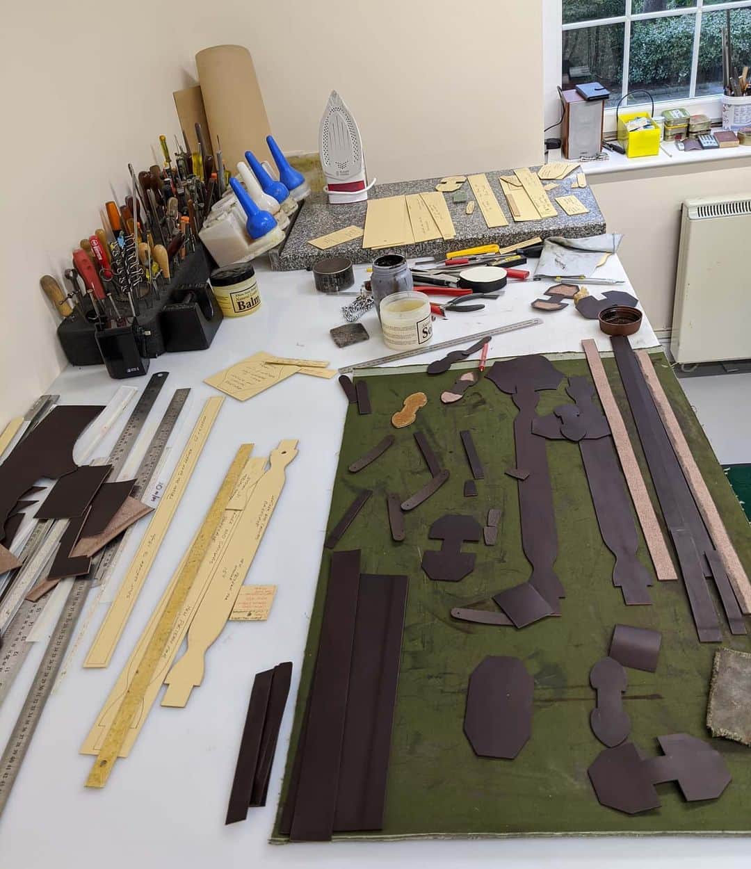 ジョンチャップマンのインスタグラム：「It's not always apparent how many pieces go into one of our bags. Here is on in the design stage. Stay tuned to follow it's development.」