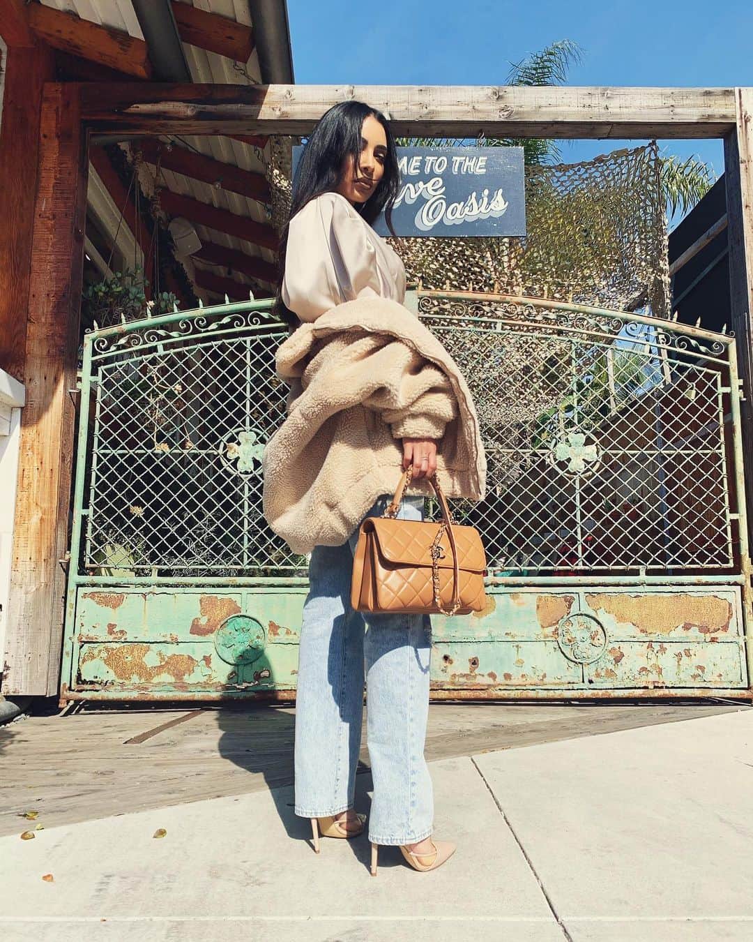 sananasのインスタグラム：「Back to work 💪🏻Pas le temps de rêver, il est temps de se surpasser ✊🏻Je vous envoie pleins de good vibes pour cette nouvelle semaine ma Sananas Family ! New week, new goals ! Écrivez moi l’un de vos objectif en commentaire !!! 💚」