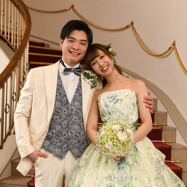 ホテルモントレウェディング【公式】 のインスタグラム：「♥ @montereyweddingをフォローして 『 #モントレ花嫁 』『 #ホテルモントレ』の タグをつけて投稿してくださいね＊*. . 💒👰ホテルモントレエーデルホフ札幌 @edel_hotelmonterey . お色直しで、新郎様も ベストとタイをチェンジ☆* 新婦様とのバランスもGood◎ . ——————————. ◆ブライダルフェア予約はこちらをcheck＊* http://bit.ly/2pAvY9m ◆ホテルモントレエーデルホフ札幌の公式HPはこちら* https://www.monterey-wedding.jp/edelhof/ ——————————. . #モントレ #モントレ花婿 #プレ花嫁 #卒花 #marry花嫁 #dressy花嫁 #farnyレポ #プラコレ ﻿#maricuru #dressy花嫁 #日本中のプレ花嫁さんと繋がりたい #ウエディングニュース #flower #ウェディングドレス #dress #結婚式 #披露宴 #結婚式場 #2020年春婚 #2020年夏婚 #2020年秋婚 #2020年冬婚 #カラードレス #花柄ドレス #お色直し #ケーキ入刀」