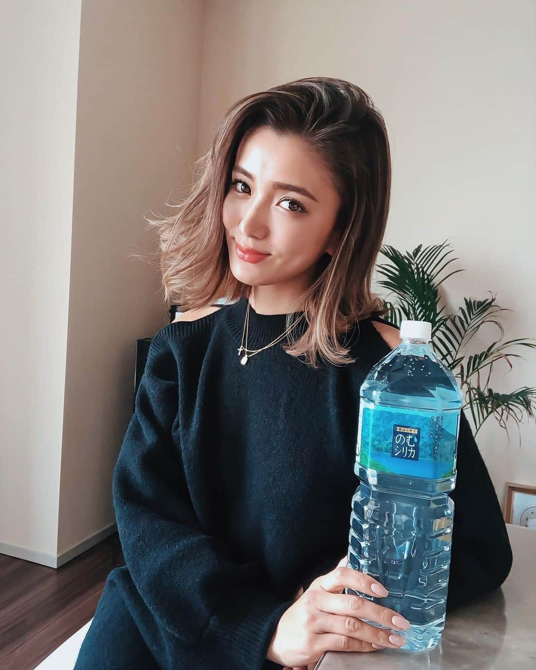 谷口紗耶香さんのインスタグラム写真 - (谷口紗耶香Instagram)「前から飲んでる　#のむシリカ　💙💙 大きいサイズあったらいいなぁって思ってたんだけど、 ついに発売された♥️😂 飲むのはもちろん、 お米を炊く時やsoup作る時とかも使ってる〜！ 水は　一番　大事‼️ 水が違うだけでダイエットになるよ、ほんとに！  身体の循環が良くなると　太らない体になる‼️ お料理の味もほんとに変わるし、 質が高まることで気持ちも豊かになるなって思うよ✨ 年払いシステムが始まって一回分が　無料だったよーっ！👀 ぜひ　見てみて🤘🏽🍽 #シリカ#シリカ水 #霧島天然水 #のむシリカ2リットル #デトックス#ダイエット #ナチュラルミネラルウォーター #supported #swipe➡️」1月27日 16時54分 - saayaamam