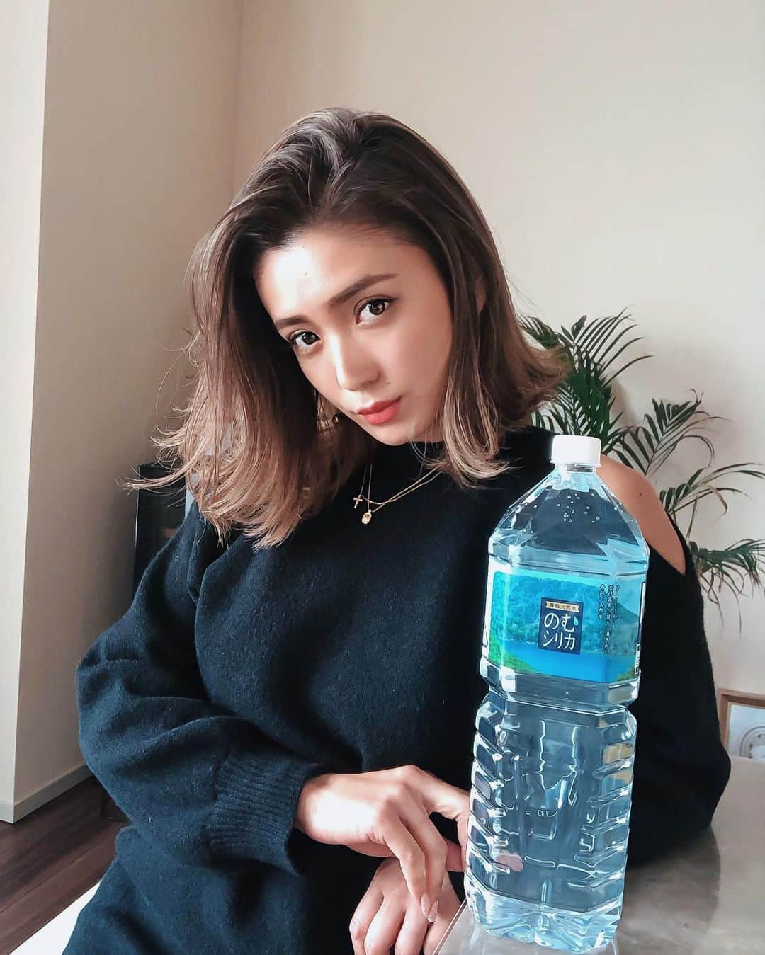 谷口紗耶香さんのインスタグラム写真 - (谷口紗耶香Instagram)「前から飲んでる　#のむシリカ　💙💙 大きいサイズあったらいいなぁって思ってたんだけど、 ついに発売された♥️😂 飲むのはもちろん、 お米を炊く時やsoup作る時とかも使ってる〜！ 水は　一番　大事‼️ 水が違うだけでダイエットになるよ、ほんとに！  身体の循環が良くなると　太らない体になる‼️ お料理の味もほんとに変わるし、 質が高まることで気持ちも豊かになるなって思うよ✨ 年払いシステムが始まって一回分が　無料だったよーっ！👀 ぜひ　見てみて🤘🏽🍽 #シリカ#シリカ水 #霧島天然水 #のむシリカ2リットル #デトックス#ダイエット #ナチュラルミネラルウォーター #supported #swipe➡️」1月27日 16時54分 - saayaamam