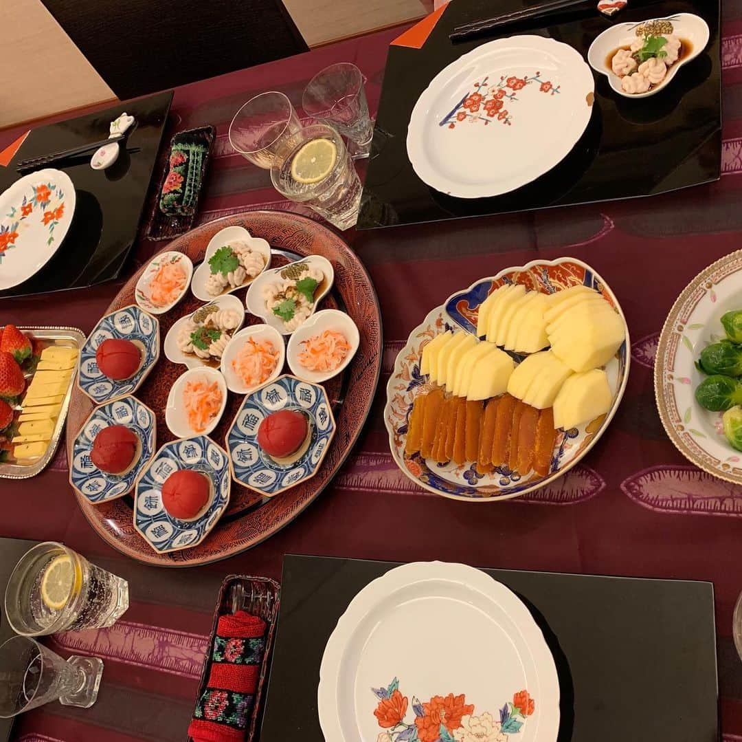 河野景子のインスタグラム：「またまた新年会🥂 よだれ白子、からすみの林檎、 牛肉の塩釜焼きや鶏団子とセリのスープなど。 よく食べよく飲みよく語りました〜。 なんと6時間語ってまだ足りない 楽しかった🥂」