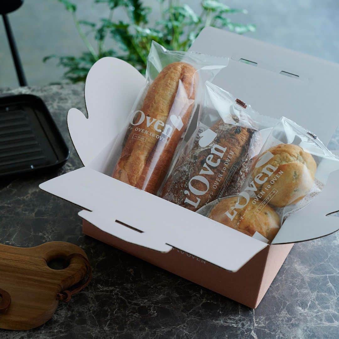 Pasco/敷島製パン株式会社さんのインスタグラム写真 - (Pasco/敷島製パン株式会社Instagram)「＼#パンを楽しむ春のプレゼント 🎁キャンペーン開催中❗️／ * 今回は、#パンと一緒に食卓を彩る こだわりの名品を5つのコースでご用意🍞 さらに、抽選にハズれた方には#Ｗチャンス もありますよ✌🏻✨ * どれもパンを食べる楽しさが広がる素敵なアイテムばかり、抽選で総計20,000名さまにプレゼントしちゃいます💝 * 👑《13点コース》#VERMICULAR「オーブンポットラウンド22cm」 👑《9点コース》#DēLonghi「ドリップコーヒーメーカー 粉コーヒー付き（ミカド珈琲）」 👑《8点コース》#SengokuAladdin「ポータブルガスホットプレート プチパン」 👑《6点コース》#ARABIA「プレート&マグカップ　ペアセット」 👑《3点コース》IDEA Label by #BRUNO「発酵フードメーカー」 ✌🏻《抽選でハズれた方にWチャンス》#LOven「冷凍パンセット」 * 写真をスライドしてチェックしてね👀👆🏻〃 * #超熟 をはじめとする対象商品についている応募券を点数分集めて、ハガキでご応募ください🎶 締切は第1回目が2月29日(土)、第2回目が5月7日(木)。いずれも当日消印有効ですよ📮 * 詳しくはこちら👇🏻👇🏻か、プロフィールのURLから🌟 ⇒https://www.pasconet.co.jp/campaign_2020spring/ * みなさまのご応募をお待ちしています🍀 * #Pasco #パスコ #超熟 #国産小麦 #パンを楽しむ春のプレゼント #キャンペーン #プレゼント#パンのある生活 #パンのある暮らし #超熟のある暮らし #超熟いいね #敷島製パン #シキシマパン #敷島 #シキシマ #創業100周年 #100周年 #100thanniversary #100周年記念 #いつの時代も社会とともに」1月27日 16時57分 - pasco.jp