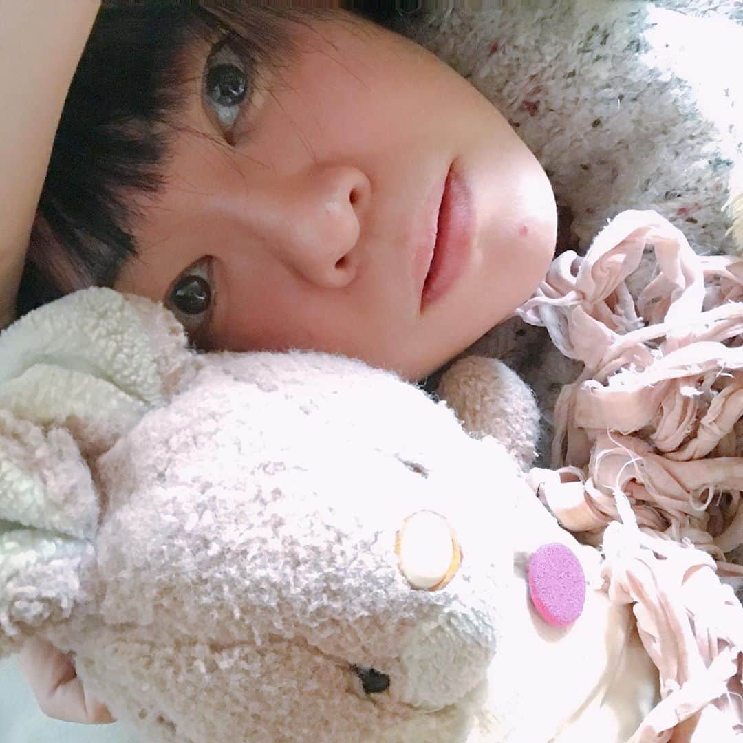 のインスタグラム：「数ヶ月ぶりのスタッフとのミーティング。 差し入れのフルーツとっても美味しそう。 私ひとりじゃない、みんなに守られて今ここで息をしている。 ありがとう。みんな、もう少し待っててね。」