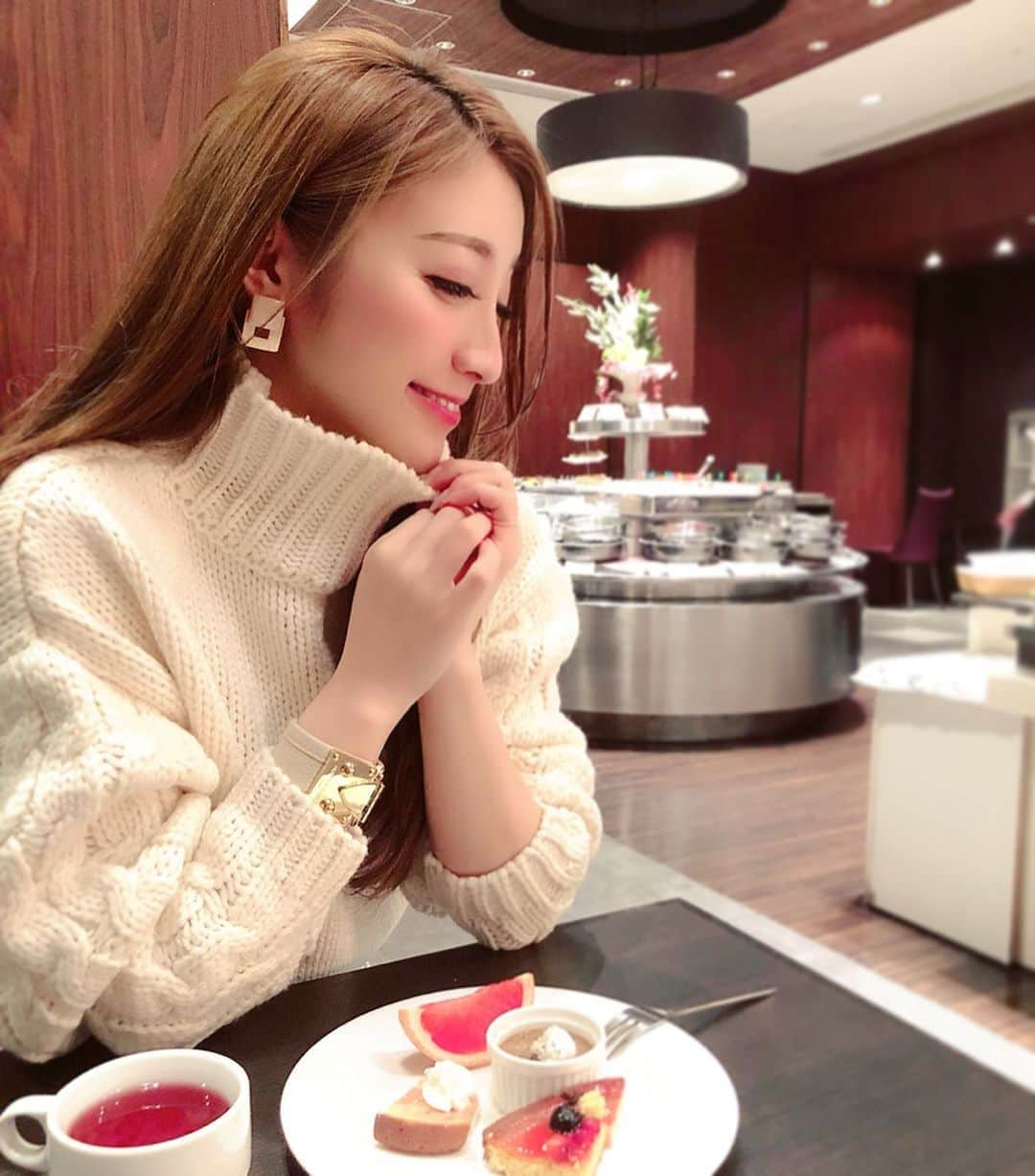 東條恭子さんのインスタグラム写真 - (東條恭子Instagram)「. #hotellovers 🍽❤️❤️ 三井ガーデンホテル汐留のレストラン#ラマレーア へ🍷 . . スタイリッシュなイタリアンビュッフェ 〜 テーブルまでサーブしていただけるローストビーフも美味しかったですっ🥰🥩🎶 ゆっくりお酒も楽しめました✨ . . ⭐️ご予約時にこちらの投稿をご覧いただいた旨をお伝えいただくと、ディナーブッフェが10%OFF(4名様まで) ⭐️2月29日(土)までのご予約分 / 他クーポンとの併用不可 . . #hotel #dinner #ホテル #ホテルディナー #japan #tokyo #chao_app #ビュッフェ #LAMAREA #イタリアン #レストラン #restaurant #ルイヴィトン #mewsrefinedclothes #jmdavidson #louisvuitton #ファッション #ニットコーデ」1月27日 16時59分 - kyoko_tojo