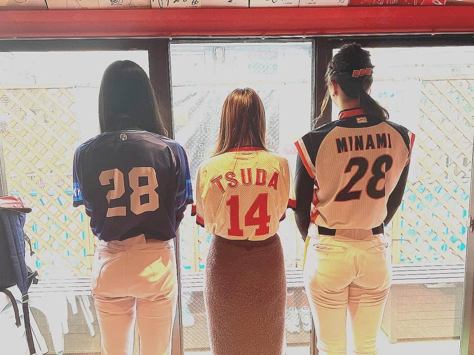 椿梨央さんのインスタグラム写真 - (椿梨央Instagram)「昨日はコイスタトークショーでした⚾️ ご来場して下さった皆さん ありがとうございます^^ . . 私にとって初めての トークショー🎤 . 緊張も不安もありましたが、 楽しみの方が勝ってました😆 . 野球の話や プライベートの話 撮影会。 全てが楽しかったです❤️ . 楽しめて頂けたかな？🤔 今回来れなかった方も 是非次回お待ちしております♪ . . こういう風に少しずつでも 女子野球の事を知って頂き 発展していけたらなと思います。 私はプロ選手ではないけれど 私にしか出来ない事もあると思っているので なにか女子野球の為にできたらなと、今後も務めて参ります✨ . . あーまたやりたい笑 会場の設営をして下さった 山内さん。 MCのちさこさん。 誘ってくれたみなみ選手。 本当にありがとうございました😊 . . #野球 #女子野球 #野球女子 #女子プロ野球 #拡がれ女子プロ野球 #拡がれ女子野球　#埼玉アストライア #草野球 #天晴 #トークショー #イベント#みなみ 選手　#古田ちさこ さん　#椿梨央」1月27日 17時05分 - rio_tbk