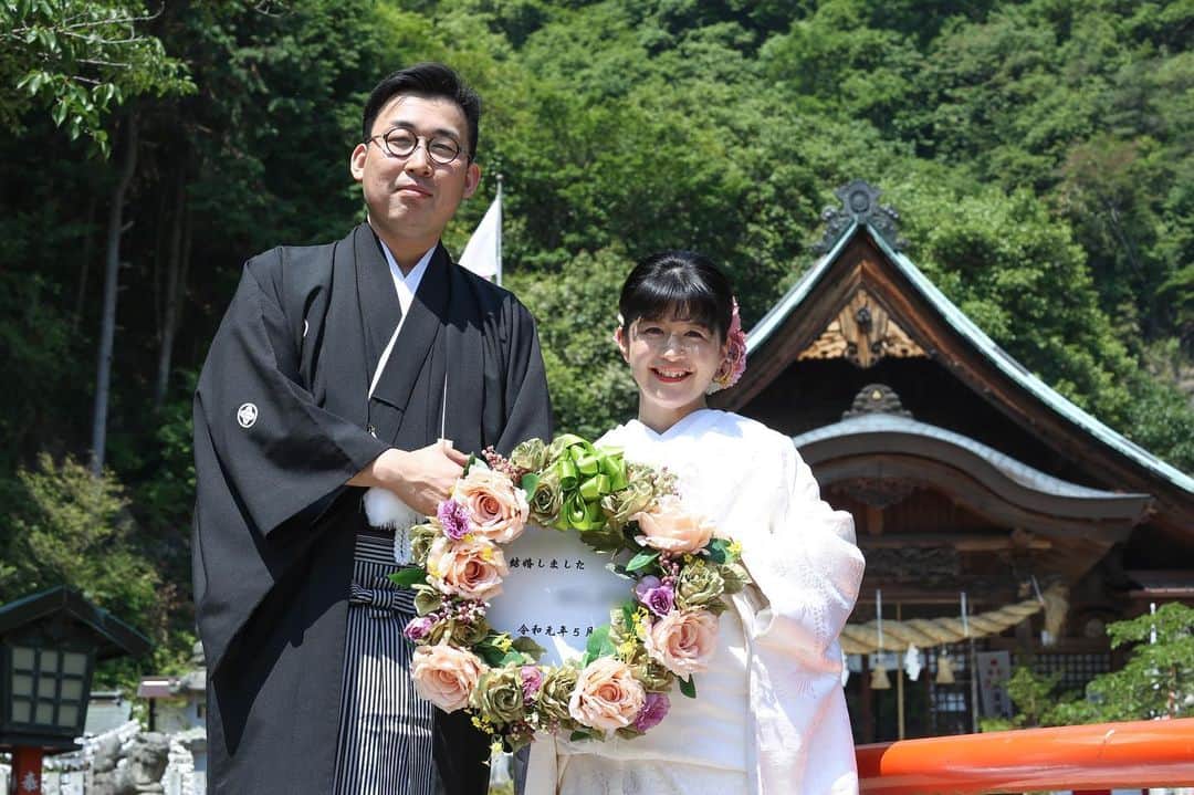 家族挙式さんのインスタグラム写真 - (家族挙式Instagram)「@kazoku_wedding をフォローして、 #家族挙式 でお写真を投稿してくださいね＊* . --------------------- 緑が豊かな神社婚にぴったりな和装。 ナチュラルなアイテムを合わせれば トレンド感溢れる和装コーデの出来上がり◎ 家族挙式では和装ウェディングも お手伝いいたします*＊ 会場：#大頭神社 --------------------- . ❁テレビCM放映中 ▹▸ ”家族挙式ベスト”なら 【挙式・衣裳・美容・写真】が含まれたプランが99,000円〜叶います＊ ▽予約はTOPのリンクから❁ >>> @kazoku_wedding ------------------- #家族挙式 #ベストアニバーサリー #家族 #Family #家族婚  #bestanniversary #少人数婚 #ウェディング #結婚式準備 #結婚式 #フォトウェディング #プレ花嫁 #卒花 #日本中のプレ花嫁さんと繋がりたい #花嫁 #卒花嫁 #国内挙式  #weddingdress #ウェディングドレス #プラコレ #Dressy花嫁 #2020春婚 #2020夏婚 #2020秋婚　 #セントアクアチャペル #和装 #和装コーデ #和装前撮りアイテム #白無垢」1月27日 17時12分 - kazoku_wedding