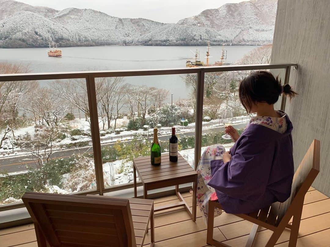渡辺かなえのインスタグラム：「#jsg165er#初旅行#新年会2020#へいへい👶#はなをり#キンキン予約ありがとう❤️#雪景色#箱根#貸切風呂#日本酒スパークリング#BBA朝まで起きているといって2時に就寝#わちゃわちゃうるさい人達❤️#厄年集団#お迎えバスで全滅車酔い#名物足湯適わず☃️ 今年も宜しくお願いします❤️」