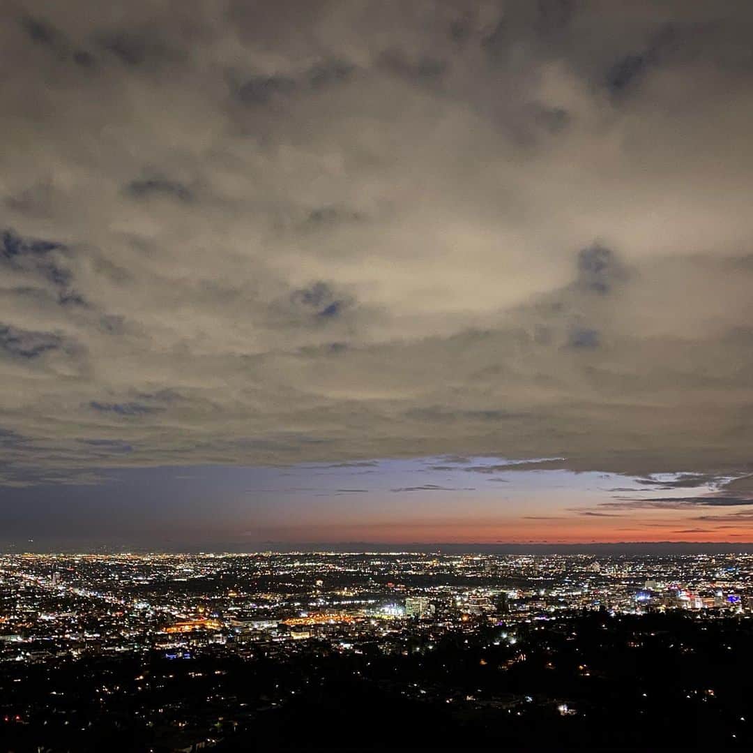 市原佑梨さんのインスタグラム写真 - (市原佑梨Instagram)「よく見てね😌 ハリウッドサインミクロでコラボしてるよ🤣🙌🇺🇸 . . 地震みたいな雲だね〜って話していたらこの日の夜に地震があったみたい🤭私は気づかなかったけど😰 #hollywood#la#griffithobservatory#グリフィス天文台」1月27日 17時13分 - yuri_ichihara