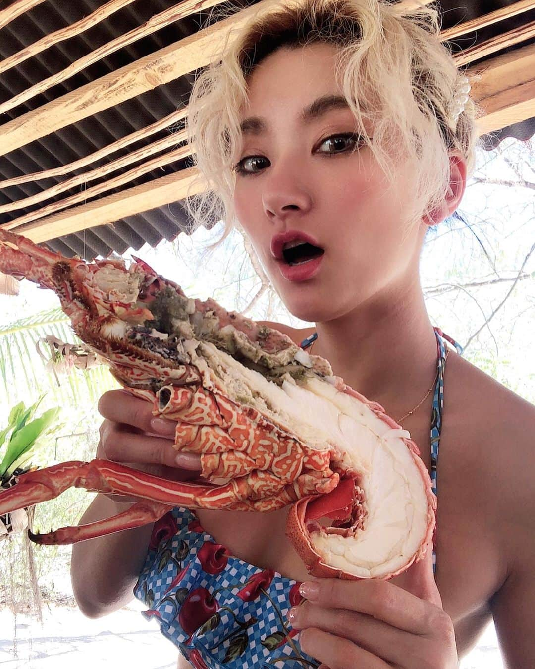 中川友里さんのインスタグラム写真 - (中川友里Instagram)「cruising tour 🛥⛵️🛳 this is huge lobster island👉 ile Moro ・ 日本表記はモーオ島でした☺️🥰秘密の島過ぎて検索しても出ない🤣🤣‼️ 熱い島もニューカレドニア🇳🇨だとみんなbig smileで幸せいっぱい☺️🥰お魚シュノーケル🤿も綺麗な子ばっかり😍🥰(もちろん泳げないのでライフジャケット付きw)  @newcaledoniatourismjapan  @aircalin  @lemeridiennoumea  #エアカラン #ニューカレドニア観光局公式アカウント #天国に一番近い島 #newcaledonia #aircalin #ヌメア #イルデパン」1月27日 17時15分 - darayunya