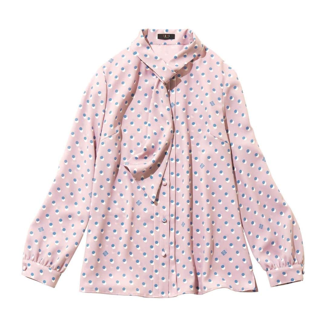 DAKS Japan（ダックス）さんのインスタグラム写真 - (DAKS Japan（ダックス）Instagram)「柔らかさと動きやすさを追及した着心地の良いブラウスは、3Dのように並んだDAKSオリジナルの水玉柄。  ボータイを巻いているようなつくりになっており、衿元を華やかに演出します。 . #daks #london #ダックス #英国 #womenswear #blouse #婦人服 #ブラウス #水玉柄 #水玉ブラウス #ピンクブラウス」1月27日 17時28分 - daksjapan
