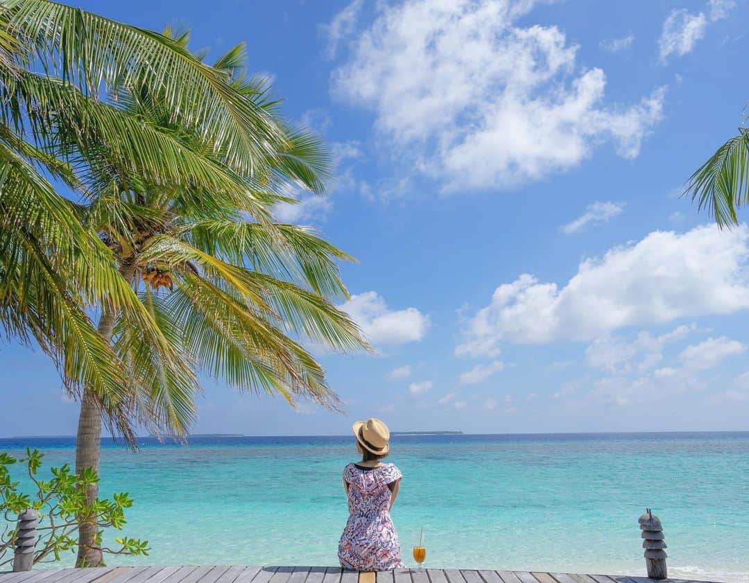 詩歩さんのインスタグラム写真 - (詩歩Instagram)「🏝﻿ ﻿ Relaxing  with Maldivian blue sea…﻿ ﻿ モルディブの青い海は本当に１日中みてても飽きない！﻿ ﻿ でも近年の地球温暖化の影響か、モルディブの島国はどこも海岸線が侵食されています。﻿ ﻿ 私が泊まったリゾートもビーチ沿いはほぼすべて「土嚢」で砂の流出対策がなされていたり、海辺のヤシの木はすべて根っこが丸見えになっていたり、地図上では歩けるべきビーチがもう海になってて歩けなくなっていたり…﻿ ﻿ かつては海岸線がもっと沖合にあったんだろうな…と想像されることばかりでした😢﻿ ﻿ そのため、リゾートではゴミの分別は徹底されてるし、ペットボトルは一切なし！﻿ 再利用できる瓶や缶が大切に使われていました。﻿ ﻿ ひとりひとりができることは小さいけれど、ひとりひとりが変わらないと変えられない問題。﻿ ﻿ ﻿ 京都の冬も今年は暖かすぎて、なんとダウンを着てると汗かいちゃうほど😳💦﻿ ﻿ 10年後、50年後まだ生きているわたしたちから、行動していかないと、ですね💪﻿ ﻿ ﻿ ﻿ #shiho_maldives﻿ 📍ココパーム ドゥニコル／モルディブ﻿ 📍COCO PALM DHUNI KOLHU RESORT／Malvides﻿ ﻿ ﻿ ﻿ ©詩歩/Shiho」1月27日 17時28分 - shiho_zekkei