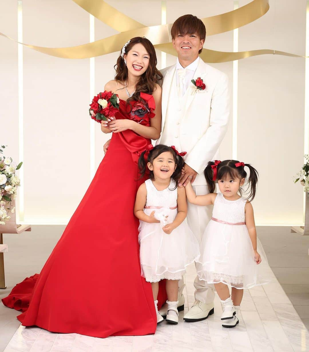 【公式】小さな結婚式さんのインスタグラム写真 - (【公式】小さな結婚式Instagram)「@petit.wedding をフォローしてね♩ #小さな結婚式 をつけてのお写真投稿も大歓迎です♡ こちらの公式IGでリグラムさせていただきます＊ . おふたりの元に舞い降りた 小さな天使たち♡ お子様を育てながら 準備期間をかけずに結婚式を迎えたい 新郎新婦のおふたりのサポートも お任せくださいね❄ . . >>#小さな結婚式大宮店 . ——————— #小さな結婚式 #petitwedding #前撮り #結婚式 #プレ花嫁 #卒花 #アットホーム #少人数 #家族婚 #少人数結婚式 #ウェディング #ウェディングドレス #wedding #bridal #weddingdress #花嫁 #結婚式準備 #式場探し #日本中のプレ花嫁さまと繋がりたい #結婚式の思い出に浸る会 #結婚準備 #リングガール #バージンロード #家族フォト #関東花嫁 #家族写真」1月27日 17時36分 - petit.wedding