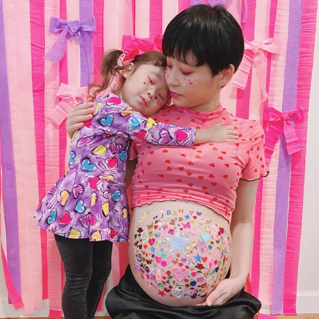 サオリリスのインスタグラム：「by iPhone ゲゲが撮ってくれた 予定日まであと50日 #マタニティフォト #maternityphoto with @kakikukekikka #mygirl #mybaby hug♡♡♡」