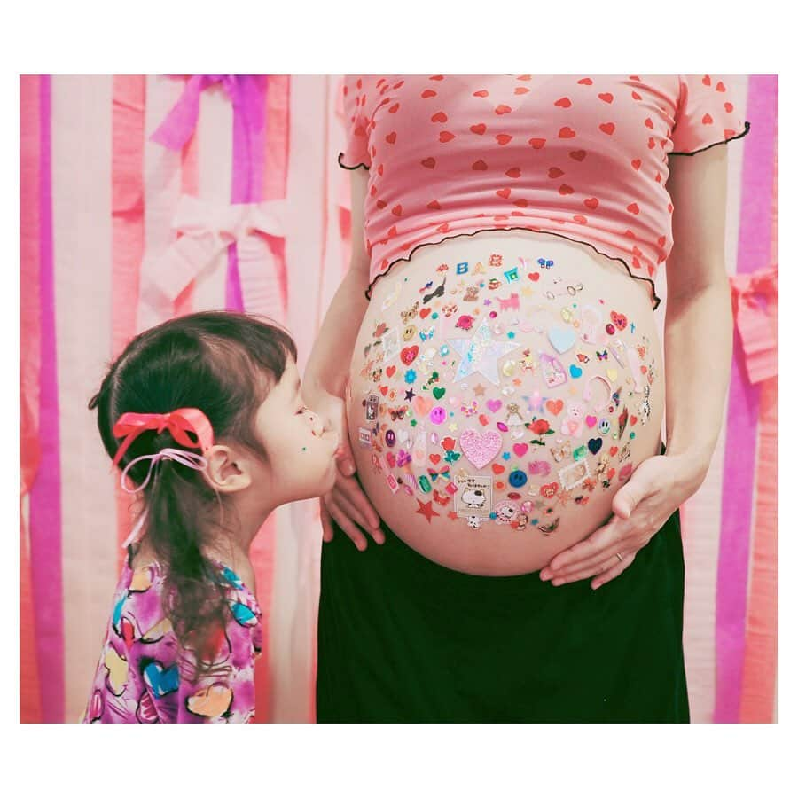 サオリリスのインスタグラム：「chu♡♡♡ 予定日まで50日 #マタニティフォト #maternityphoto with @kakikukekikka #mygirl #mybaby I love you♡♡♡」