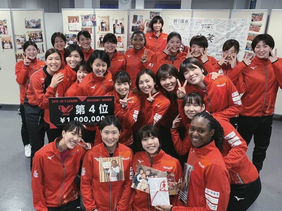 野村明日香のインスタグラム：「﻿ ﻿ ﻿ Vリーグ最後の最後までたくさんの応援﻿ 本当にありがとうございました🐝.﻿ ﻿ 4位と言う悔しい結果に終わってしまいましたが﻿ 次の皇后杯、黒鷲に向けてまた全員で頑張ります！！﻿ ﻿ これからも応援よろしくお願いします！！﻿ ﻿ ﻿ #vリーグはバレーだよ﻿ #デンソーエアリービーズ﻿ #densoairybees」