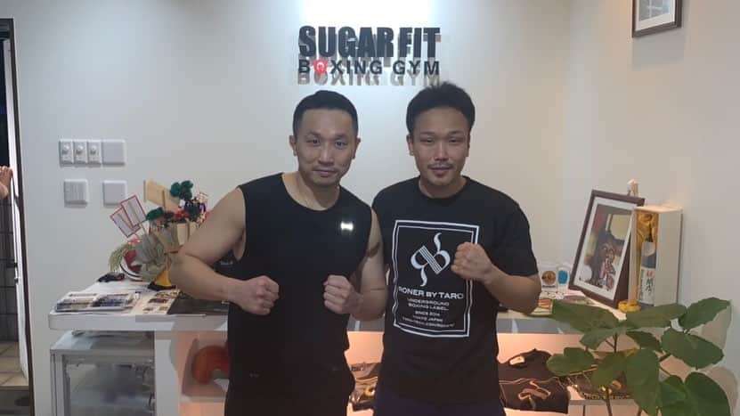粟生隆寛さんのインスタグラム写真 - (粟生隆寛Instagram)「昨日は北浦和にある 元WBA世界スーパーバンタム級王者『下田昭文』のジム 『SUGAR FIT BOXING GYM🥊』 でボクシング教室のお手伝いへ 皆さん楽しそうにボクシングしてました！ また、お邪魔させていただくと思うので、その時は、パワハラ炎上覚悟で昨日以上にビシバシいかせていただきます！🤣 . 久々に下田とマス、相変わらず速かった 笑 . 余裕な感じでやってますが、動画終盤、ロープぎわからの脱出の際、右足首グネってます🤣 . #下田昭文 #wba世界スーパーバンタム級チャンピオン #boxing #北浦和 #sugarfitboxinggym #ライバル #切磋琢磨」1月27日 17時37分 - takahiro_aoh