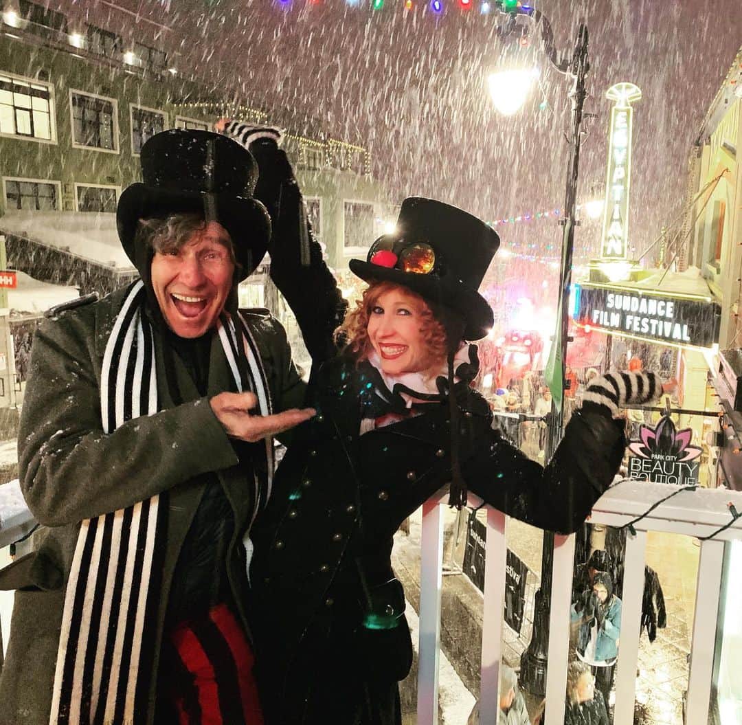 のインスタグラム：「A Spectacular Snowy Sunday at Sundance @sundanceorg @legionmofficial #adventuresofbonanddad #sundance2020 #shenanigans #tophat #parkcity #balconyview #legionm #egyptiantheaterparkcity #adventurebuddies #aintlifegrand #clowningaround #thegreatestsnowonearth #bendybonnie」