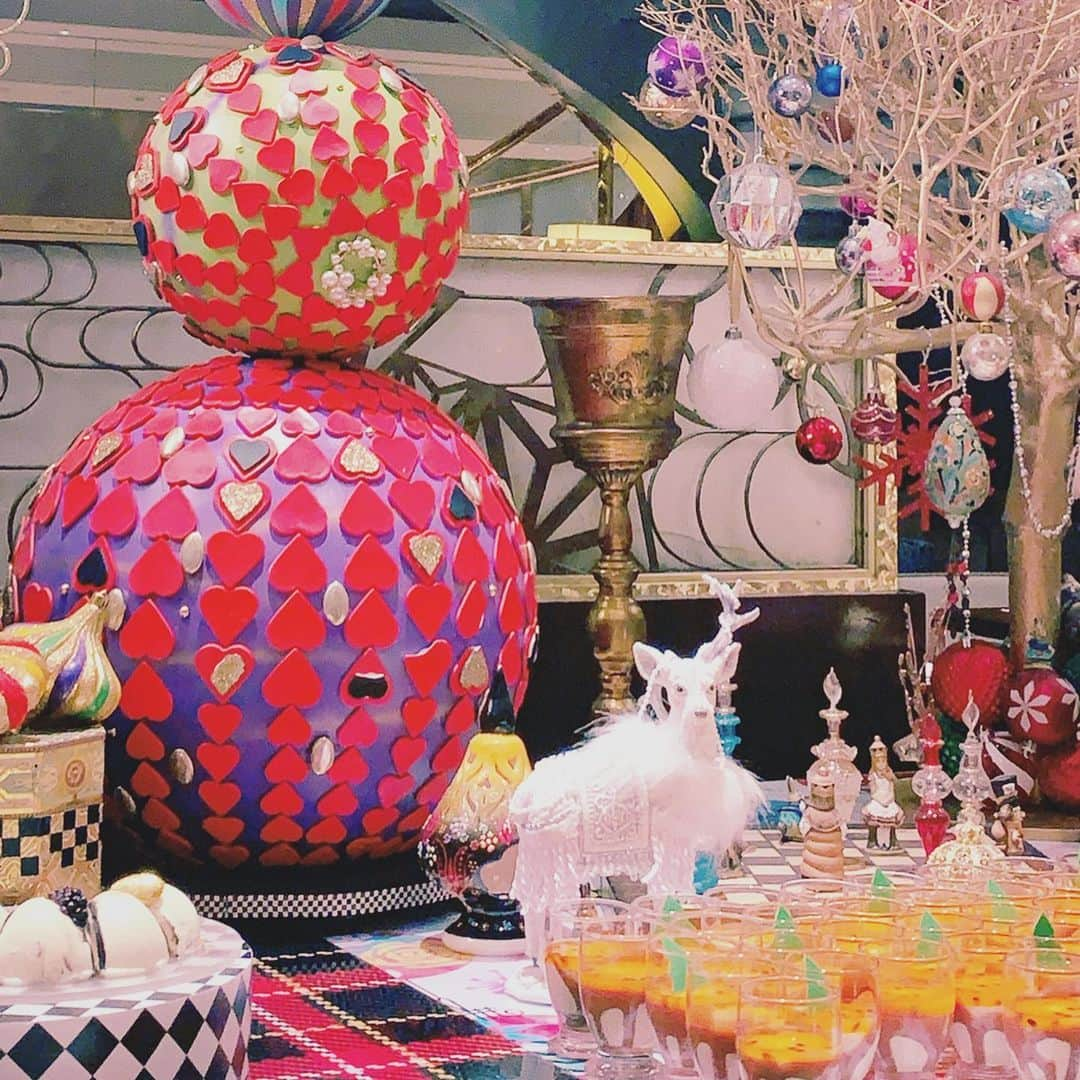 東佳苗さんのインスタグラム写真 - (東佳苗Instagram)「team KIDILL×rurumu:とchristmas sweets 会…🍰🍷🎄 mimiがいるとすぐ額縁に飾る肖像画のような写真が撮れます…🙏🏻🍓🦢🧚🏻‍♀️💫 #hiltontokyo #hiltonsweets #christmassweets #kidill2020aw」1月27日 17時39分 - usagi_kanae