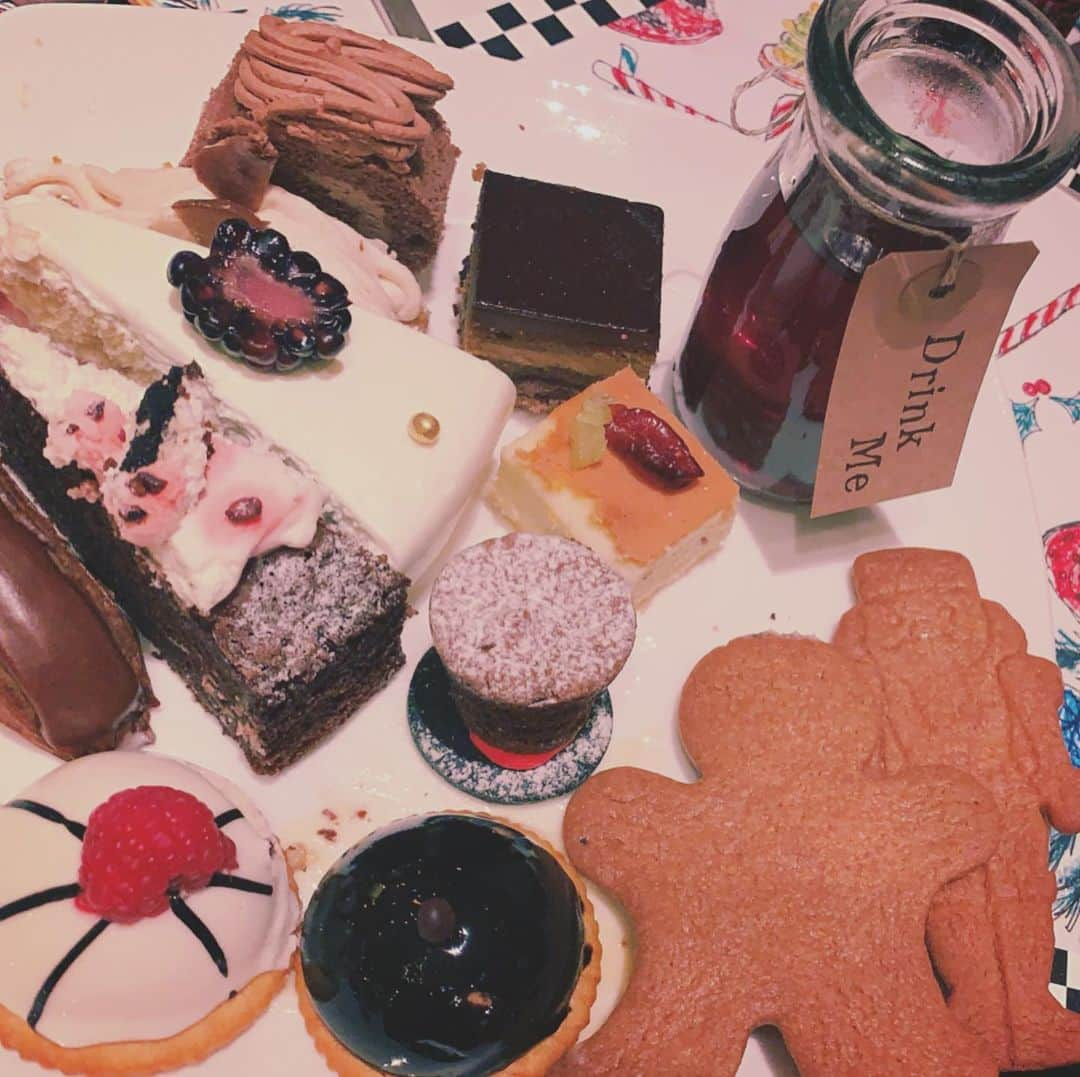 東佳苗さんのインスタグラム写真 - (東佳苗Instagram)「team KIDILL×rurumu:とchristmas sweets 会…🍰🍷🎄 mimiがいるとすぐ額縁に飾る肖像画のような写真が撮れます…🙏🏻🍓🦢🧚🏻‍♀️💫 #hiltontokyo #hiltonsweets #christmassweets #kidill2020aw」1月27日 17時39分 - usagi_kanae