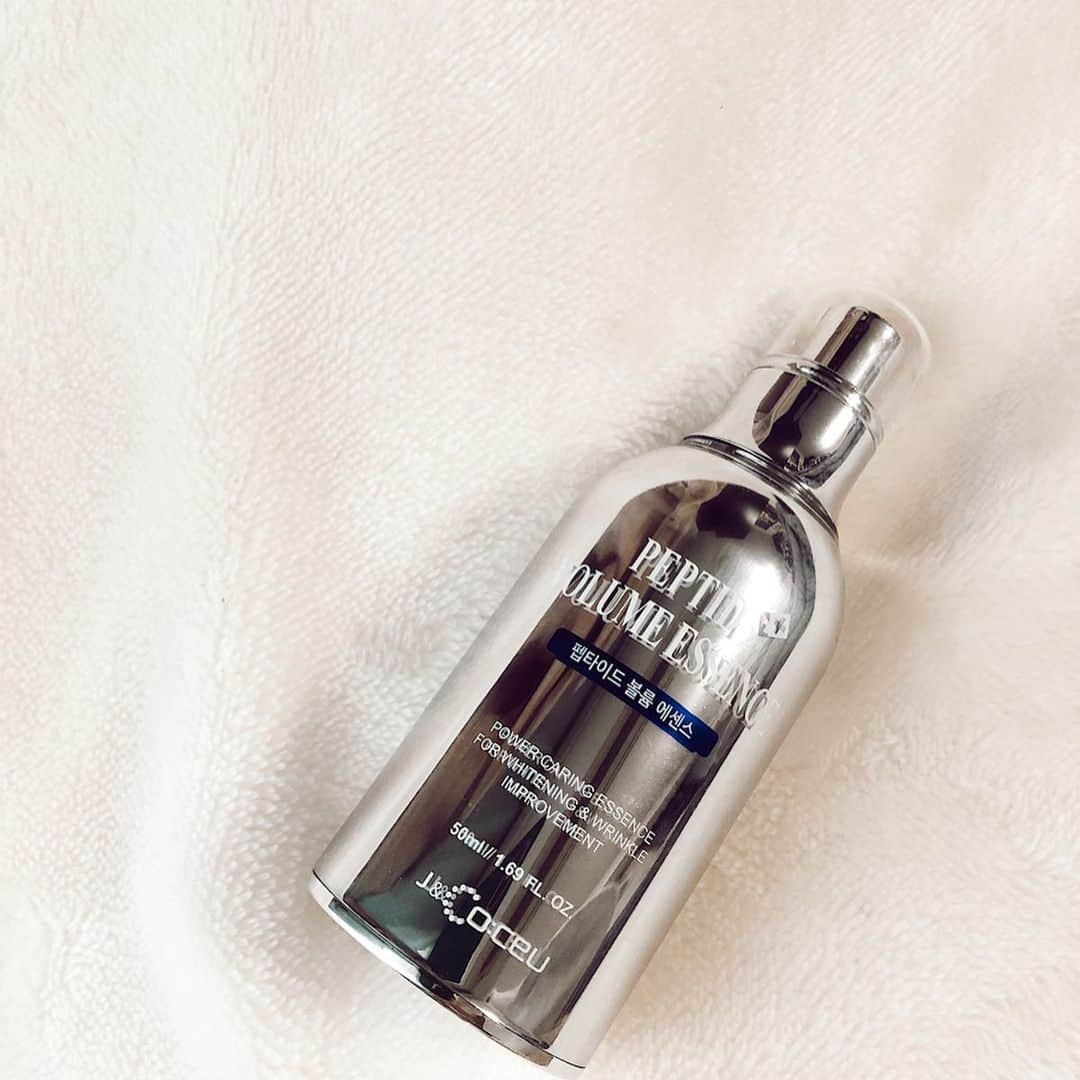 一木美里さんのインスタグラム写真 - (一木美里Instagram)「🇰🇷購入品③ 【 @dr.pepti 】 PEPTIDE VOLUME ESSENCE✔️ . #塗るボトックス と話題になったこれ🤍　 ここ1か月週3ほど顔全体塗りました🌝一回使っただけでもお肌がぱんと張ったような感覚、使い続けてほうれい線に更に効いた気がする!! . 塗ったときはジェルなのに少しすると炭酸がプチプチしておもしろいです🤍  #免税オンライン で買えます☺️ .  #MillyKorea#Korea#韓国旅行 #韓国ショッピング#韓国購入品#화장품#향수#韓国コスメ#韓国スキンケア#DrPepti」1月27日 17時41分 - misato_ichiki