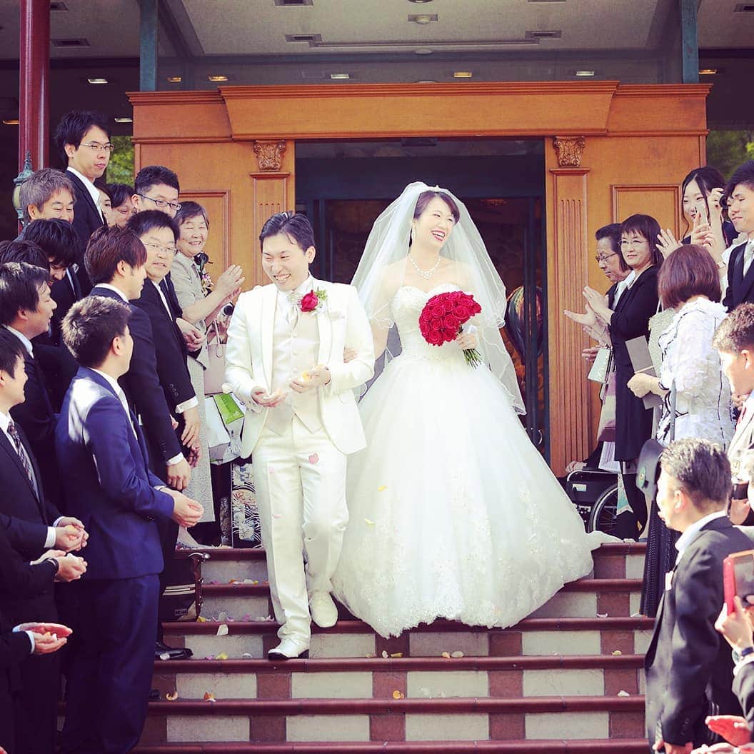 Lumierange ルミエランジェのインスタグラム：「#ルミエランジェ#ルミエランジェガーデン #神戸結婚式#神戸ウェディング#プレ花嫁#卒花#階段#オリジナルウェディング#結婚式演出#結婚式アイテム #フラワーシャワー」