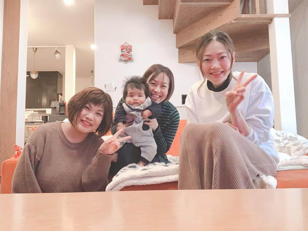 井上香織さんのインスタグラム写真 - (井上香織Instagram)「2020.1.27 ・ 地元女子会♡🍰☕️👶 ・ @asukabob 明日香は出産後3回目。 @yumika_chan1245 佑美は2回目。 何度会っても話は尽きない😍 ・ 今日もかなりの気分転換になりました✨ ・ #2人連れての初めての外出 #まだワチャワチャ #スムーズには行きません #女子会 #出石大好き #出石 #豊岡 #湖月堂 #権兵衛餅 #レーズンバターサンド #お土産 #明日香からはケーキ🍰」1月27日 17時53分 - kaorin888