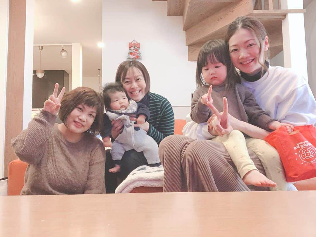 井上香織さんのインスタグラム写真 - (井上香織Instagram)「2020.1.27 ・ 地元女子会♡🍰☕️👶 ・ @asukabob 明日香は出産後3回目。 @yumika_chan1245 佑美は2回目。 何度会っても話は尽きない😍 ・ 今日もかなりの気分転換になりました✨ ・ #2人連れての初めての外出 #まだワチャワチャ #スムーズには行きません #女子会 #出石大好き #出石 #豊岡 #湖月堂 #権兵衛餅 #レーズンバターサンド #お土産 #明日香からはケーキ🍰」1月27日 17時53分 - kaorin888