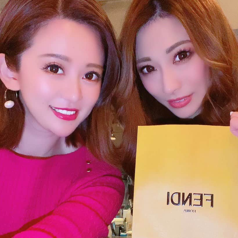 華沢友里奈さんのインスタグラム写真 - (華沢友里奈Instagram)「@keiko.423  とかわいい👶とご飯行ったよん (*ﾟ∀ﾟ*)❤️❤️ まさかのとてつもなく早い誕生日プレゼントもらっちゃった❤️ 年下なのにしっかりしてて しかもママさんになってさらに しっかり者になってるけいこちゃん❤️ いつもありがとお❤️ #fendi  #プレゼント #ご飯　#followｍe」1月27日 17時54分 - hanazawayurina