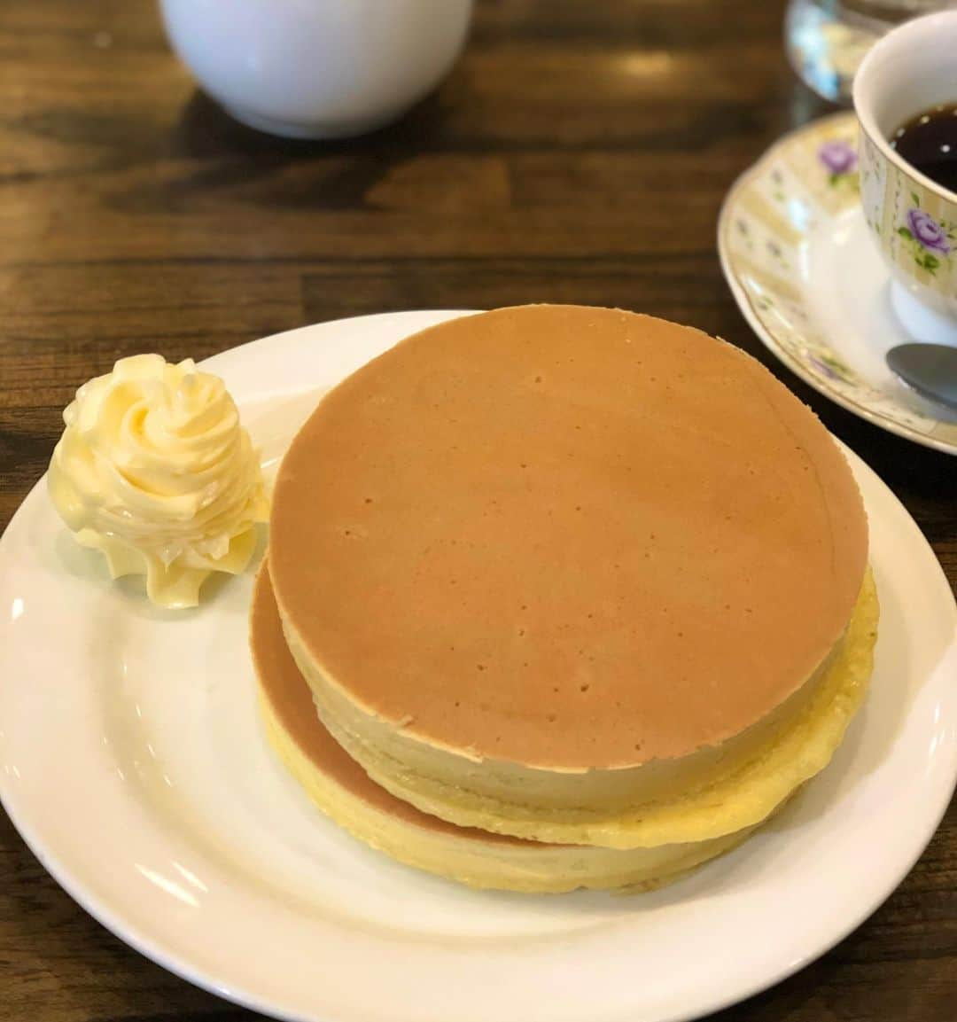 休日課長さんのインスタグラム写真 - (休日課長Instagram)「大好きな君と、大好きなホットケーキを。 が夢です。 外サクの中フワ。そしてうまい。最高です。 #本炭 #本日の炭水化物 #ひとりデート #ホットケーキ」1月27日 17時46分 - kyujitsu_kacho