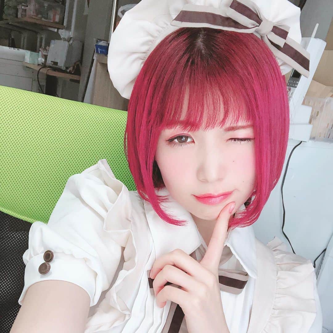 胡桃沢まひるさんのインスタグラム写真 - (胡桃沢まひるInstagram)「. . めいどるらんどvol.99に出演させて頂きました♡. ちゃんと衣装を着て、チケットを手売りしてディアステでイベント出演するのはなんと6年ぶり😳. ライブやっぱり楽しいし、自分の好きな曲を歌って踊るのは最高に気分がいいな///. オムそばに落書き沢山したり、「萌えキュンしたいの？」ってめいどるの代名詞を言わせてもらったり‪(ᐡɞ̴̶̷ ̫ ɞ̴̶̷ᐡ). . . 歌った曲 ♥Lost my music / 涼宮ハルヒcv.平野綾 ♥二息歩行 / DECO*27 ♥ハッピー☆マテリアル / 桃井はるこ  ハルヒは自分の青春なので絶対歌いたいって思っていた楽曲！ いつかハルヒ縛りのイベントしたい、ってようちゃんとお話してるからたいな~~~🥺💕. . 二息歩行はリス子さんが歌っているのを聴いて曲の印象というか聴き方が変わった楽曲。リス子さんは楽曲への愛がどの曲でも強いから、自分なりの「二息歩行」を噛み砕いて歌ったよ、 何か伝わっていたらいいなぁ…. . ハピマテは美夏ちゃんと🌻🐶. 高周波として知られている2人でやるならやはり『THE カワイイ』かなと思って選曲して美夏ちゃんに覚えてもらいました💕. . いちごコンプリートもダンス1から覚えてステップも練習して振り入れ大好きマンからしたら充実しておりました‪(ᐡɞ̴̶̷ ̫ ɞ̴̶̷ᐡ)💓. かりんちゃんとまぁゆが来てくれていたのですが、「まひるん歌めちゃ上手くなったね！🥰」って褒めてくれて嬉しかった…🥺💕. 努力は裏切らないね(っω`*). . .  #めいどるらんど #メイド服 #kawaii #可愛い #ぶりっこ #ぶりっこポーズ #あざといは正義 #可愛いの権化 #メイド #秋葉原 #秋葉原ディアステージ #まひてん天使かよ #japanesegirl #japanese」1月27日 17時47分 - mahiru104