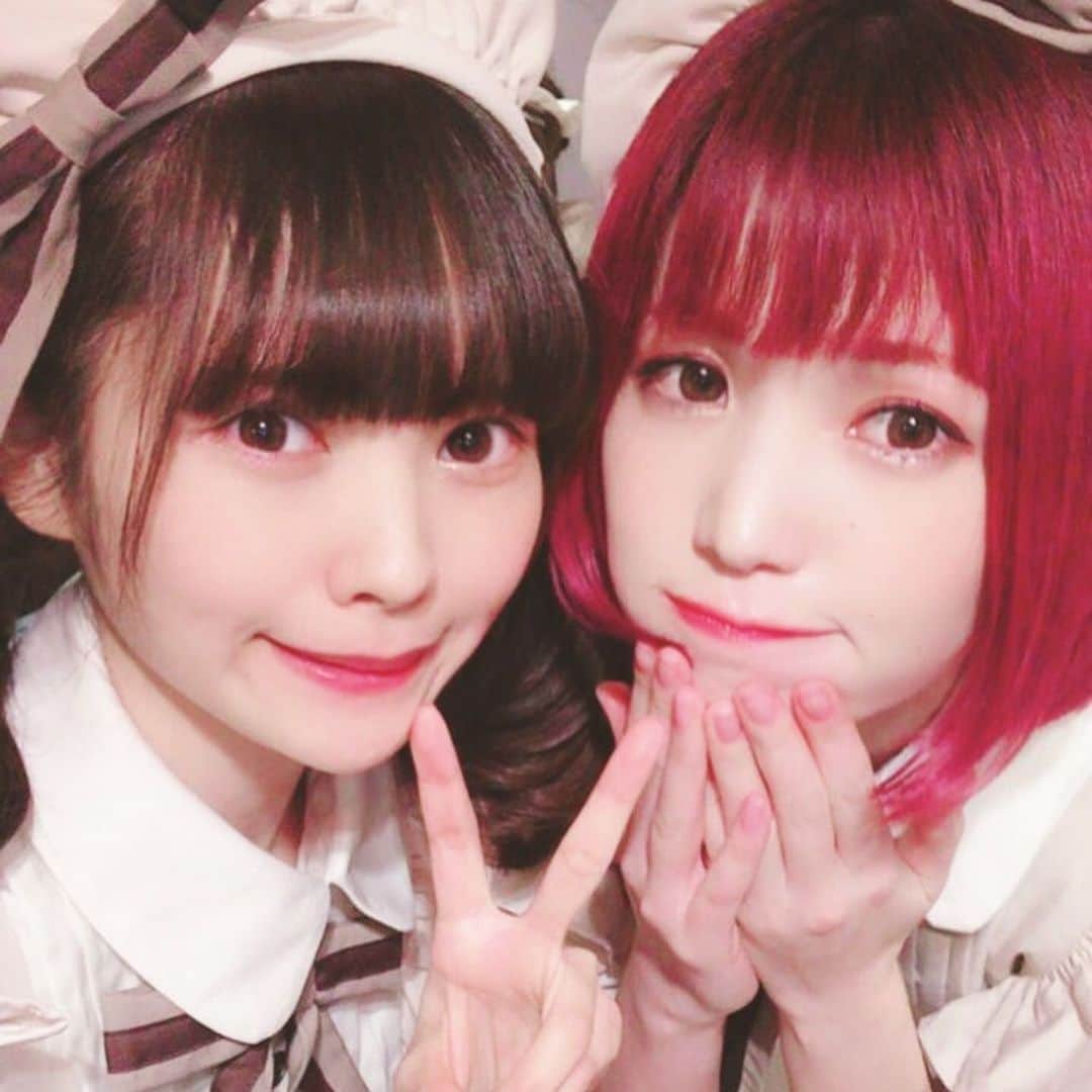 胡桃沢まひるさんのインスタグラム写真 - (胡桃沢まひるInstagram)「. . めいどるらんどvol.99に出演させて頂きました♡. ちゃんと衣装を着て、チケットを手売りしてディアステでイベント出演するのはなんと6年ぶり😳. ライブやっぱり楽しいし、自分の好きな曲を歌って踊るのは最高に気分がいいな///. オムそばに落書き沢山したり、「萌えキュンしたいの？」ってめいどるの代名詞を言わせてもらったり‪(ᐡɞ̴̶̷ ̫ ɞ̴̶̷ᐡ). . . 歌った曲 ♥Lost my music / 涼宮ハルヒcv.平野綾 ♥二息歩行 / DECO*27 ♥ハッピー☆マテリアル / 桃井はるこ  ハルヒは自分の青春なので絶対歌いたいって思っていた楽曲！ いつかハルヒ縛りのイベントしたい、ってようちゃんとお話してるからたいな~~~🥺💕. . 二息歩行はリス子さんが歌っているのを聴いて曲の印象というか聴き方が変わった楽曲。リス子さんは楽曲への愛がどの曲でも強いから、自分なりの「二息歩行」を噛み砕いて歌ったよ、 何か伝わっていたらいいなぁ…. . ハピマテは美夏ちゃんと🌻🐶. 高周波として知られている2人でやるならやはり『THE カワイイ』かなと思って選曲して美夏ちゃんに覚えてもらいました💕. . いちごコンプリートもダンス1から覚えてステップも練習して振り入れ大好きマンからしたら充実しておりました‪(ᐡɞ̴̶̷ ̫ ɞ̴̶̷ᐡ)💓. かりんちゃんとまぁゆが来てくれていたのですが、「まひるん歌めちゃ上手くなったね！🥰」って褒めてくれて嬉しかった…🥺💕. 努力は裏切らないね(っω`*). . .  #めいどるらんど #メイド服 #kawaii #可愛い #ぶりっこ #ぶりっこポーズ #あざといは正義 #可愛いの権化 #メイド #秋葉原 #秋葉原ディアステージ #まひてん天使かよ #japanesegirl #japanese」1月27日 17時47分 - mahiru104