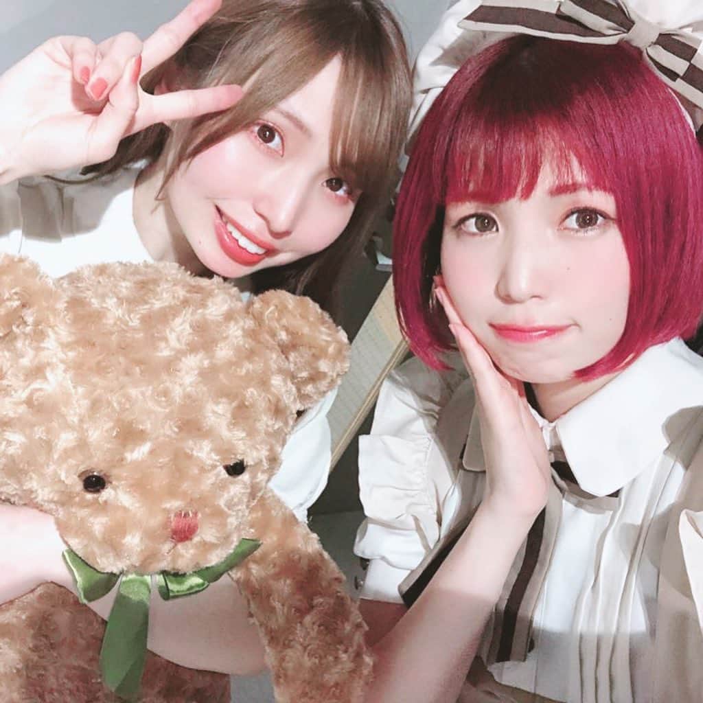 胡桃沢まひるさんのインスタグラム写真 - (胡桃沢まひるInstagram)「. . めいどるらんどvol.99に出演させて頂きました♡. ちゃんと衣装を着て、チケットを手売りしてディアステでイベント出演するのはなんと6年ぶり😳. ライブやっぱり楽しいし、自分の好きな曲を歌って踊るのは最高に気分がいいな///. オムそばに落書き沢山したり、「萌えキュンしたいの？」ってめいどるの代名詞を言わせてもらったり‪(ᐡɞ̴̶̷ ̫ ɞ̴̶̷ᐡ). . . 歌った曲 ♥Lost my music / 涼宮ハルヒcv.平野綾 ♥二息歩行 / DECO*27 ♥ハッピー☆マテリアル / 桃井はるこ  ハルヒは自分の青春なので絶対歌いたいって思っていた楽曲！ いつかハルヒ縛りのイベントしたい、ってようちゃんとお話してるからたいな~~~🥺💕. . 二息歩行はリス子さんが歌っているのを聴いて曲の印象というか聴き方が変わった楽曲。リス子さんは楽曲への愛がどの曲でも強いから、自分なりの「二息歩行」を噛み砕いて歌ったよ、 何か伝わっていたらいいなぁ…. . ハピマテは美夏ちゃんと🌻🐶. 高周波として知られている2人でやるならやはり『THE カワイイ』かなと思って選曲して美夏ちゃんに覚えてもらいました💕. . いちごコンプリートもダンス1から覚えてステップも練習して振り入れ大好きマンからしたら充実しておりました‪(ᐡɞ̴̶̷ ̫ ɞ̴̶̷ᐡ)💓. かりんちゃんとまぁゆが来てくれていたのですが、「まひるん歌めちゃ上手くなったね！🥰」って褒めてくれて嬉しかった…🥺💕. 努力は裏切らないね(っω`*). . .  #めいどるらんど #メイド服 #kawaii #可愛い #ぶりっこ #ぶりっこポーズ #あざといは正義 #可愛いの権化 #メイド #秋葉原 #秋葉原ディアステージ #まひてん天使かよ #japanesegirl #japanese」1月27日 17時47分 - mahiru104