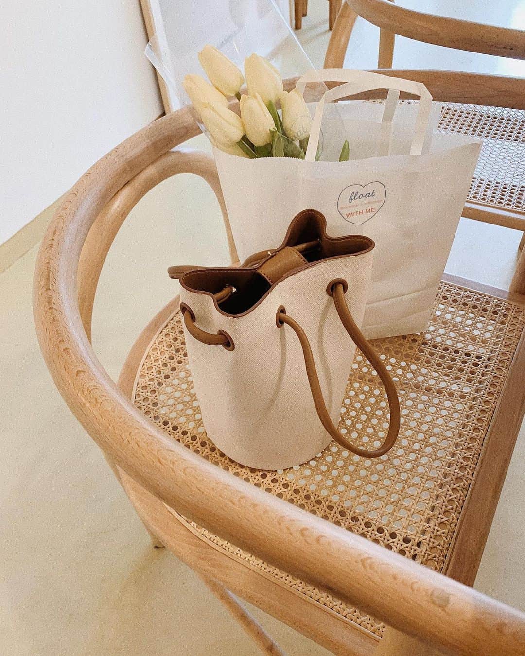 小川陽香のインスタグラム：「🌷🌷🌷 ㅤ 質問多いよく持ってるバッグは 韓国で購入したやつです👜♡ 今年はいついけるかな～‪✈‬ ㅤ #korea #tulip #travel #韓国旅行 #패션」