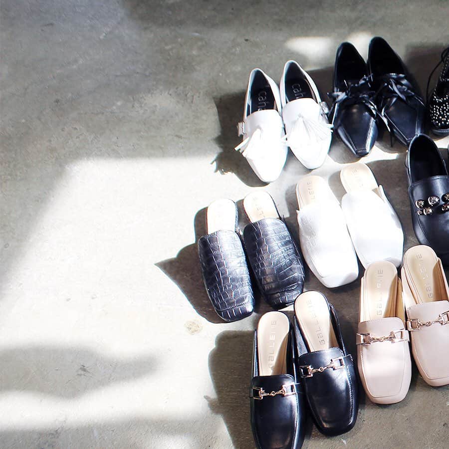 のインスタグラム：「‣‣shoesfair ———————————— . ＼期間限定 ALL 10% OFF／ 2020/1/24(fri) - 1/31(fri) . online store＆全店舗にて開催中 ※一部セールアイテム対象外 . . 春物の#バブーシュ #フラットシューズ #スニーカー #ローファー など新作アイテムが多数入荷中！ 皆様のご来店をお待ちしております❤︎ . . . ONLINE STOREはTOPのリンクから http://www.gallerie-online.jp/ ———————————— #お問い合わせ番号w1609」