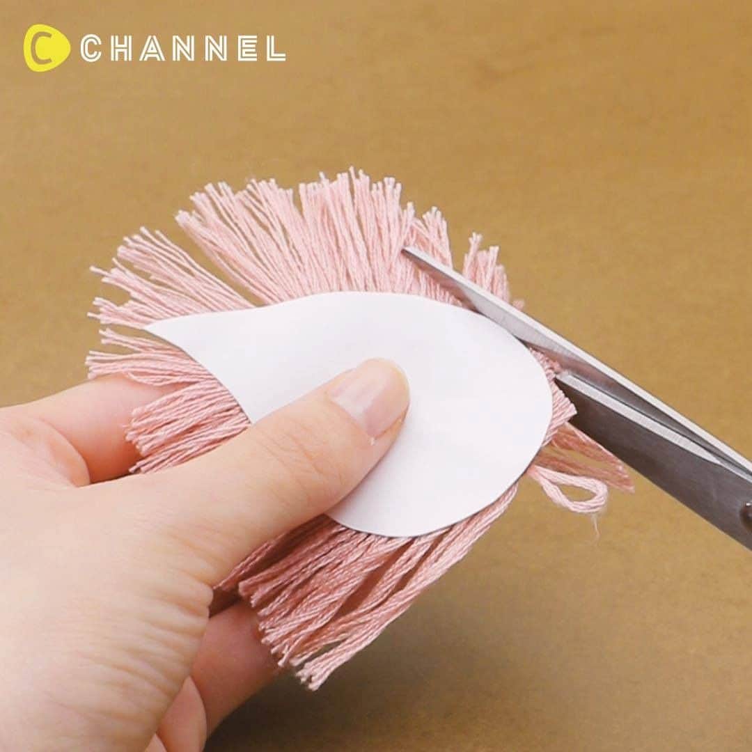 C CHANNEL-Art&Studyのインスタグラム：「Threading ♡ DIY Large Feather Earrings🌿 手触り最高♡ 刺繍糸で大ぶりフェザーピアス🌿 . 🎨Follow me👉 @cchannel_artandstudy 🎵 💡Check👉 @cchannel_girls 🎶 📲C CHANNELのアプリもよろしくお願いします💕 . <Things to prepare> ・Embroidery thread ・ Scissors ・Masking tape ・needle ・Paper ・ Clear beads ・ Piercing parts . <Steps> 1. Cut the embroidery thread in equal lengths. 2. Cut one thread in half and secure it around the loop with masking tape to the workbench. 3. Pass the fixed thread through the loop of the second thread in the same manner. Then halve the other thread, loop it, pass the end of the second thread through the third thread, and fasten both threads. 4. Repeat this process several times, until you reach the size of the feather you want to make. Do not leave a gap between the tightened thread. 5. Fasten the first thread with a knot. 6. Cut the thread to approximate the desired wing size. 7. Cut the paper in the shape of a wing, cut the thread along it and shape it. Loosen the end of the thread with a needle. 8. Pass the clear beads through the threaded loop. 9. Completed with piercing parts. . . 身近に手に入る素材で簡単いお目立ちアクセが作れる!! 好きな色の刺繍糸で世界に１つだけのピアスにしてください♡ . ＜用意する物＞ ・刺繍糸 ・はさみ ・マスキングテープ ・針 ・紙 ・クリアビーズ ・ピアスパーツ . ＜手順＞ 1. 刺繍糸を同じ長さに分けて切る。 2. 1本の糸を半分にして、輪の部分の近くをマスキングテープで留めて作業台に固定する。 3. 同じように半分にした2本目の糸の輪の部分に固定した糸を通す。さらにもう一本を半分にし、輪に下から通して2本目の糸の端の方を3本目の糸の輪に通し、両方の糸を締める。 4. この手順を複数回繰り返し、作りたい羽の大きさになるまで続ける。締めた糸と糸の間は空けないようにする。 5. 最初に軸にした糸は固結びをして留める。 6. 糸を切って希望の羽の大きさに近づける。 7. 羽の形に紙を切り、それに沿って糸を切り形を整える。針で糸の先をほぐす。 8. 軸にした糸の輪部分にクリアビーズを通す。 9. ピアスパーツをとりつけて完成。 . ※材料はユザワヤ、オカダヤといった手芸店や東急ハンズなどで手に入ります。 . . #DIY#doityourself#diyideas#crafts#crafting#instacraft#crafter#crafty#handmade#handcrafted#handmadecrafts#handmadeaccessories#ручнаяработа#ideas#resin#resinart#resina#Fantastic#incredible#creative#heart#howto#tutorial#tips#feather#accesories#earrings#fluffy#大ぶりピアス」