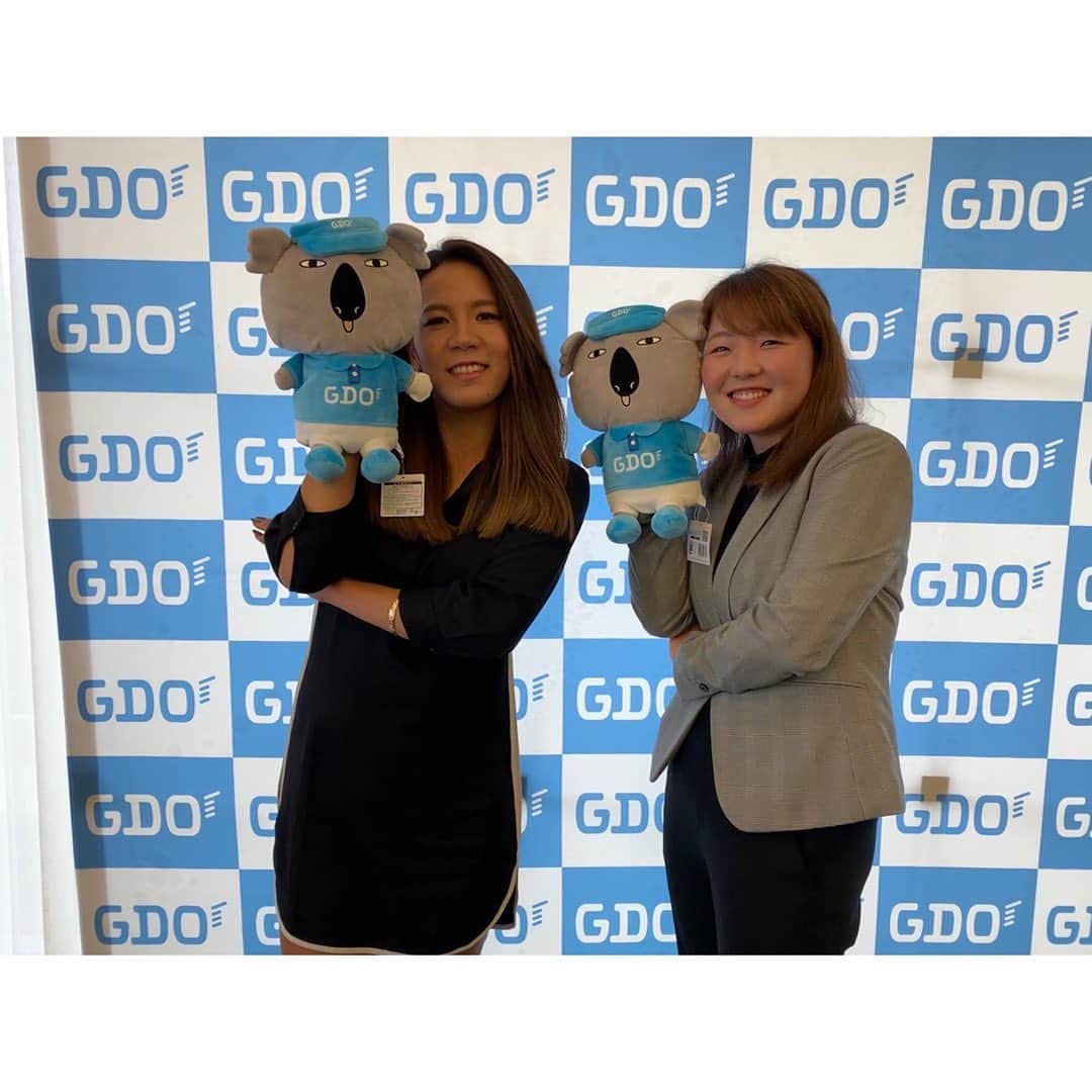 山内日菜子のインスタグラム：「… 今日はGDOのダイヤモンド会員限定イベントに参加してきました！ なんと、今日の宮崎は、 ［☔️暴風雨🌪］でして… 台風のような天候の中、 9ホールお客さまとプレーしました！ 一緒にプレーできなかった方もいて、 とても残念でしたが、 懇親会では、サインや写真を撮ったりと、 楽しい時間が過ごせたと思います😊✨ ありがとうございました⛳️ #gdoヤード #gdo #golf」