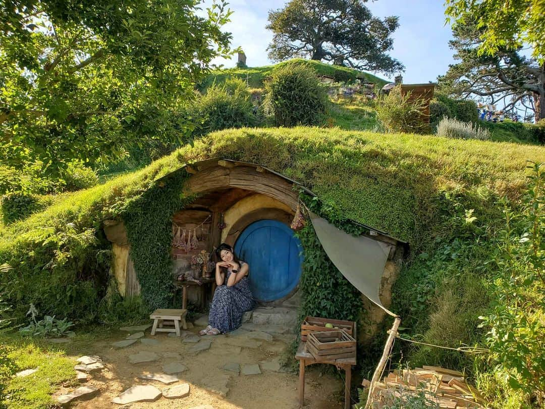 武田しのぶさんのインスタグラム写真 - (武田しのぶInstagram)「I went to where the Lord of the Rings and Hobbit was filmed.　 For some reason,i have seen just the Lord of the Rings series 3 before. Of course,I didn't get it.lol But this time,It got me in the mood to watch a movie. And then,It has been nearly a month since i come here.  I am always surrounded by lovely friends and great family.🌞💕 Hobbitと、ロードオブザリングのロケ地に行ってきました 何故かロードオブザリングのシリーズ3だけ見てて、もちろん意味が全く分かりませんでした😂（当時ロードオブザリングが流行ってて、友達に見に行こうって誘ってもらって、流行りにのりたいみたいな気持ちで見に行きました😂😂 でもこれを機に見に行こうと思いました。 あと、こっちに来てもうすぐ一ヶ月になります。 私の周りには、いつも素敵な友達と、素敵な家族がいます。 留学での月末は、別れの季節でもあります。私にも色んな別れが待ってます。 でも、別れがあれば、絶対に新しいことがはじまります☆全てを受け入れてワクワクしながら生きていきます😊💕！ #ecauckland #別れの月末#hobbit #始まりの月末#nz#newzealand #ニュージーランド#ニュージーランド留学 #フォロー#フォローミー#hobbit #hobbiton#loadoftherings #sino_nz#NewZealand#留学#海外生活」1月27日 17時58分 - shino_0217_