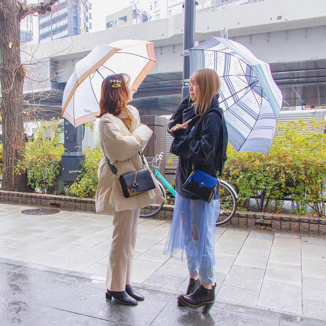 SuperGroupiesのインスタグラム：「推しの傘と一緒なら雨の日も楽しくなる♪ ⠀ 洋服と靴は濡れてしまうし、 電車とバスは遅延しがちだし、 なんか雨の日は憂鬱になっちゃいますよね💦 ⠀ そんな雨の日を乗り切る「コツ」 皆さんは持っていますでしょうか？ ぜひコメントで教えてください！🙋‍♀️ ⠀ コメントしてくださった方の中から抽選で1名様には、 スパグル歴代コラボ傘1つをプレゼントします🎁 当選された方には、複数の傘から お好きな傘を選んでいただきます！ ⠀ 何から選べられるのかは 当選された時の楽しみにしてくださいね💌 例えば、#エースリー #アイナナ #セーラームーン など…?!☂️ ⠀ 応募期限は明後日、 ⏰1/29（水）23:59まで！ ⠀ たくさんのコメント、お待ちしております♡ ⠀ ⠀ ※着用アイテム ☑️左・へいりん / 秋組モデル傘、摂津万里モデルバッグ ☑️右・ぴかちゃん / 冬組モデル 傘、月岡紬モデルバッグ ⠀ 📌注意事項 ・当選者には当店のアカウントからDMをお送りします。 ・当選商品は撮影に使用したサンプル品も含まれます。ご了承のほどお願いいたします。⠀ ・当選商品の発送は日本国内に限らせていただきます。﻿ ・当選した方はこちらのアカウント・ライブ配信にて紹介させていただく場合がございます。」