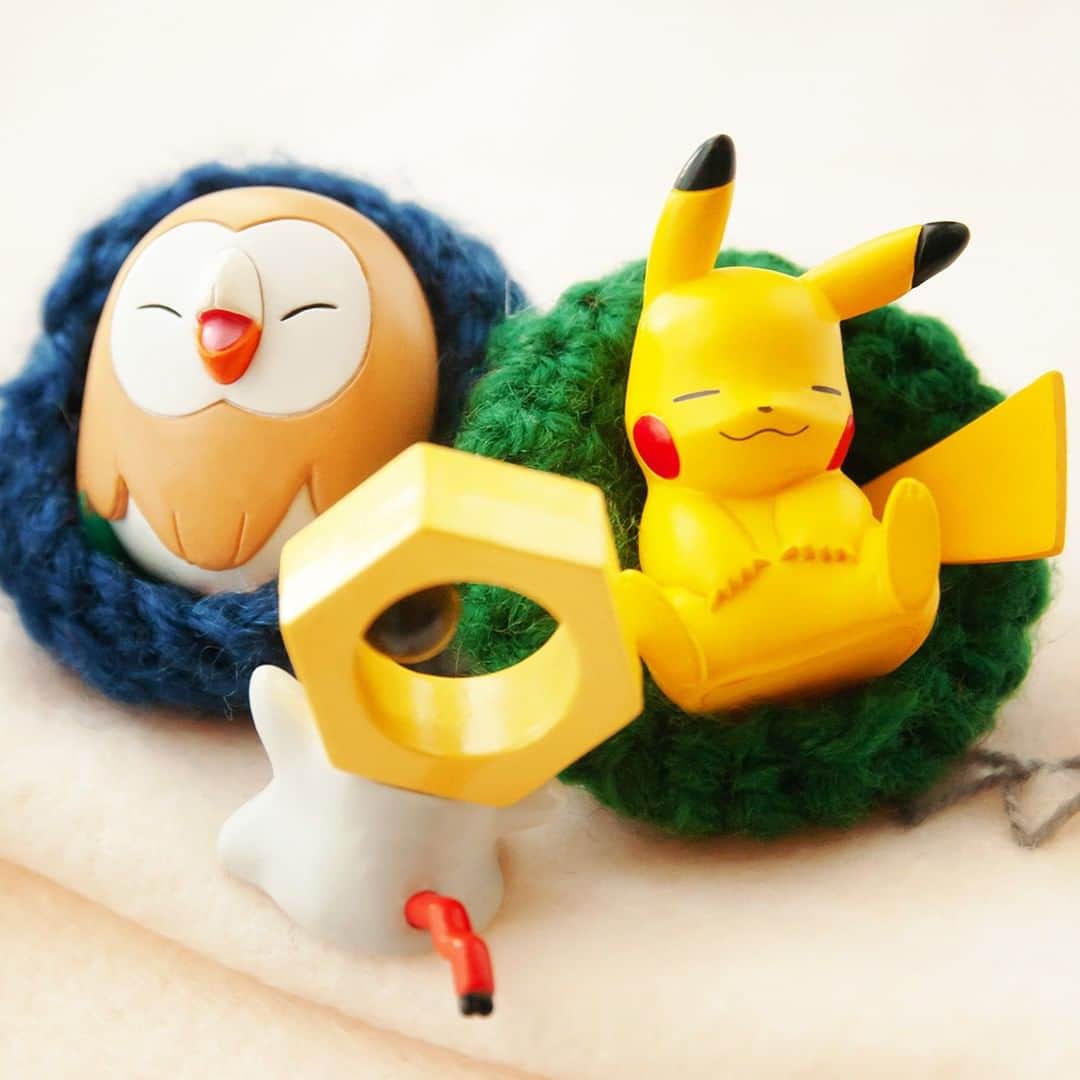 ピカチュウ公式Instagramさんのインスタグラム写真 - (ピカチュウ公式InstagramInstagram)「【今日のピカチュウ】 ピカチュウとモクローは毛糸のソファでお昼寝チュウ😴💤 メルタンが遊びに来たけど、ぐっすり眠っているみたい🥺 #pikachu #rowlet #meltan #pokemon #pikachu_snap #sleep #photooftheday #ピカチュウ #モクロー #メルタン #ポケモン #毛糸 #お昼寝 #ぐっすり #すやすや」1月27日 18時00分 - pokemon_jpn