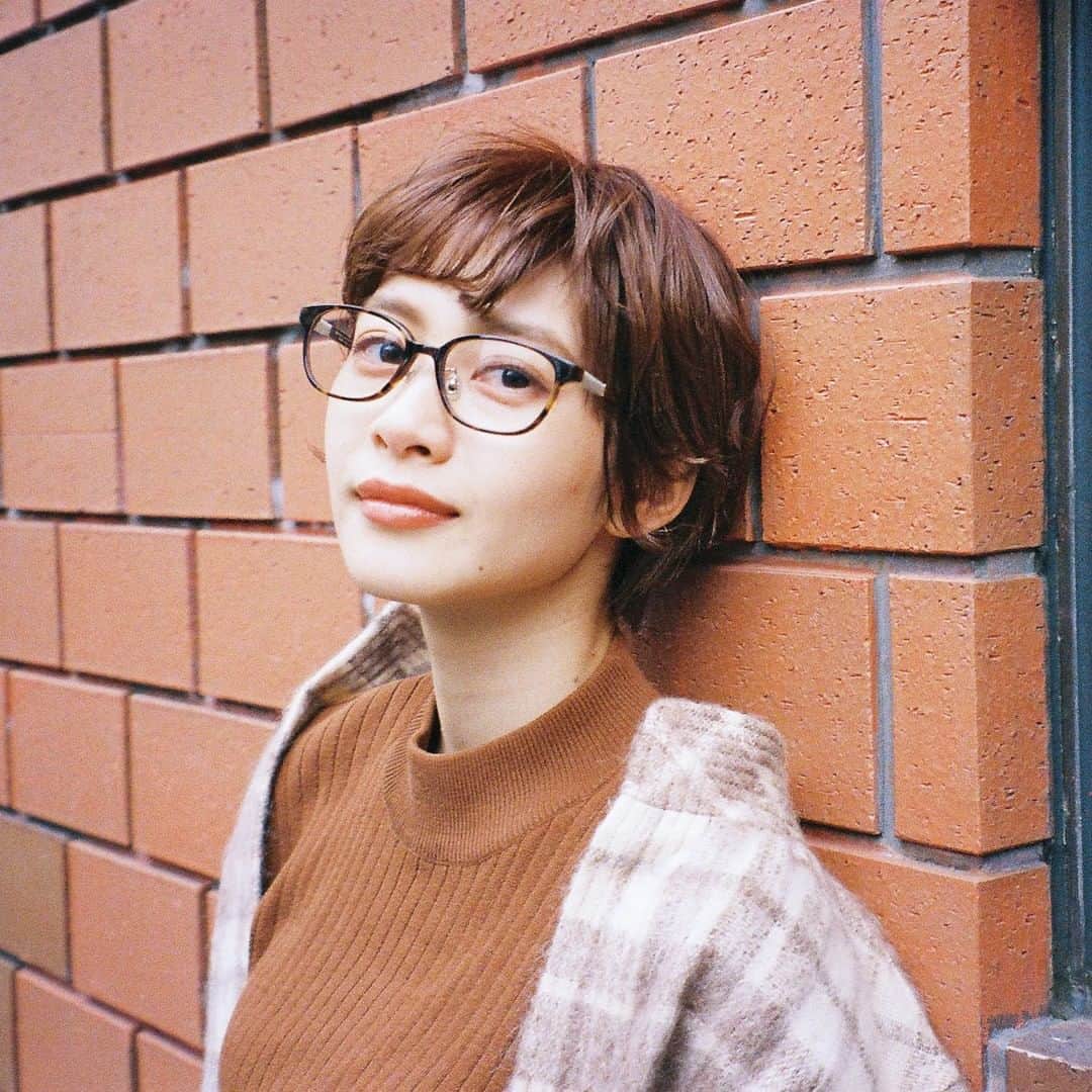 Zoff Officialのインスタグラム：「Zoff CLASSIC Spring Collection Sweets Series “Chocolat” / ZH201001_49C1 Model @cona_sebas ロングコートでカッコよく決めたマニッシュスタイルには、顔立ちをはっきりと見せてくれる太め縁のメガネをオン。全体を引き締めつつ、丸みを帯びたウェリントンシェイプで優しげな印象に。同色でまとめたコーディネートに差し込んだミントグリーンの色味が、女性らしさを引き立てます。 . #Zoff #FASHION #eyewearstyle #メガネ #ゾフ女子 #Zoffコーデ #ZoffCLASSIC #ゾフクラシック」