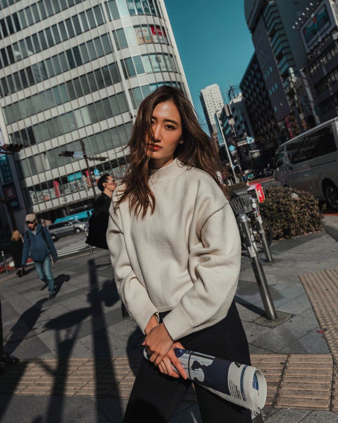 白雪のインスタグラム：「It's cold outside winter, especially when I shooting. Go swipe to check my black camisole! It made my body feel warm🤧😙🗞💙 Thank you @zhengventures !! キャミソール脱ぐの忘れた🤭」