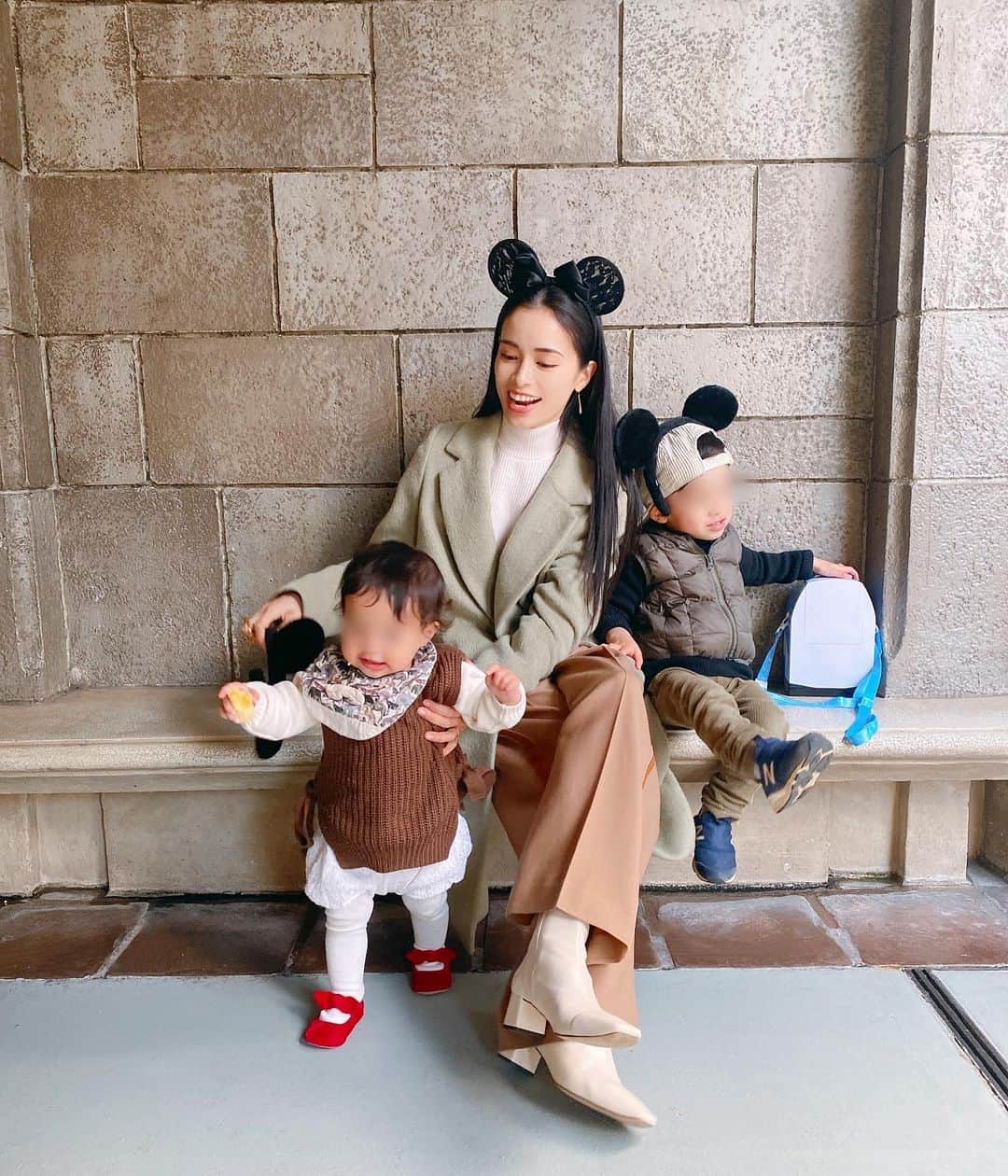 のインスタグラム：「先々週くらいのディズニー😎 3人で耳つけて記念写真なんて 出来なくなってきた...👀 .  #baby  #momlife #kidsgram_tokyo #babyphotography #babyphoto  #ママリ #育児 #男の子ママ #女の子ママ #コドモノ #ベビフル #mamanoko #ママライフ  #２歳 #0歳  #二人育児 #motherof2 #motherhood  @tokyodisneyresort_official  #ディズニー #ディズニーランド  #ディズニーリゾート  #tdl #disney #disneyland #tokyodisneyland #disneyresort #instadisney #disneygram」