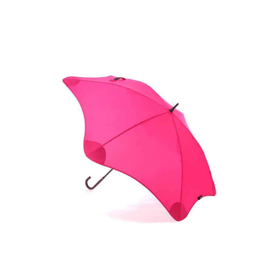 STRIPE DEPARTMENTさんのインスタグラム写真 - (STRIPE DEPARTMENTInstagram)「気分が沈んでしまうような天気が続いておりますが、そんな悪天候なときでもストレスフリーで過ごせるアイテムをPick Up☂️﻿ ﻿ 【BLUNT（ブラント）の傘】﻿ デザインエンジニアのグレイグが開発した、ニュージーランド生まれの世界最強の傘を展開するブランド。﻿ 沢山の人で溢れた街中で、沢山の鋭利な傘の先端が自身の目に刺さりそうになったり、突風で傘が裏返り、簡単に壊れて大量に廃棄されている現実を目の当たりにした事により、安全かつ使い捨てから必要不可欠な傘を作りたいという思いから誕生しました。﻿ BLUNTの傘は、何度も実験を重ねたことにより強い風にも耐えられるようにこだわって作られています。﻿ さらにそれぞれの傘のストレスを軽減するようなデザインも魅力的。﻿ 例えば、LITEシリーズは長傘の機能性はそのままに持ち歩きやすい軽さを実現しました。折り畳み傘のXS Metroシリーズは、ボタン1つでワンタッチ開閉が可能なので、折り畳み傘特有の面倒な傘を畳む動作がよりスムーズに行えます。﻿ ﻿ その他の商品も気になる方は @stripedepartment プロフィールURLをクリック﻿ ﻿ #ストデパwomen #ストデパmen﻿ #ストデパ #ストライプデパートメント #stripedepartment﻿ #blunt #bluntumbrellas #ブラント﻿ #newarrivals #umbrella #nzumbrellas #新作 #傘 #世界最強の傘 #耐風傘 #軽量傘 #空気力学 #晴雨兼用 #ワンタッチ開閉 #ストレスフリー #ユニセックス #雨の日」1月27日 18時04分 - stripedepartment